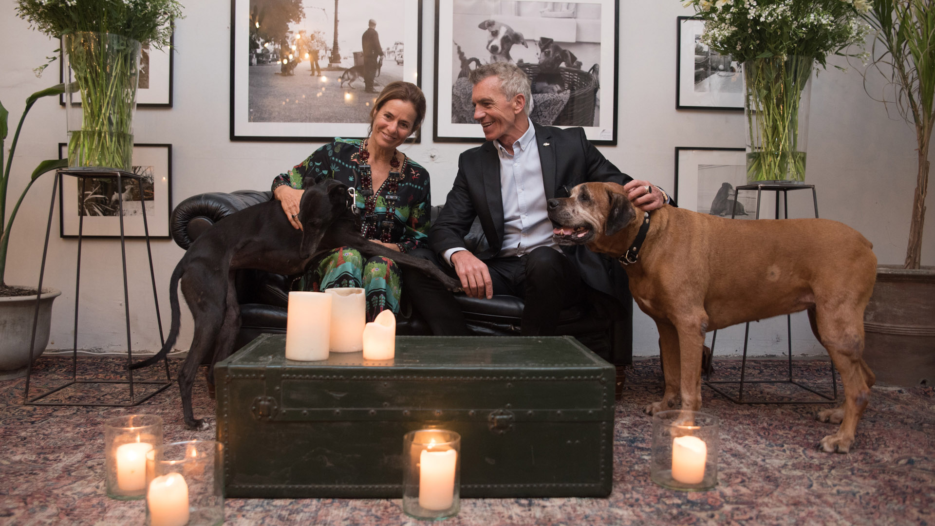Isabel Estrada, presidente de la Fundación Zorba junto a Ricardo y sus adorados perros