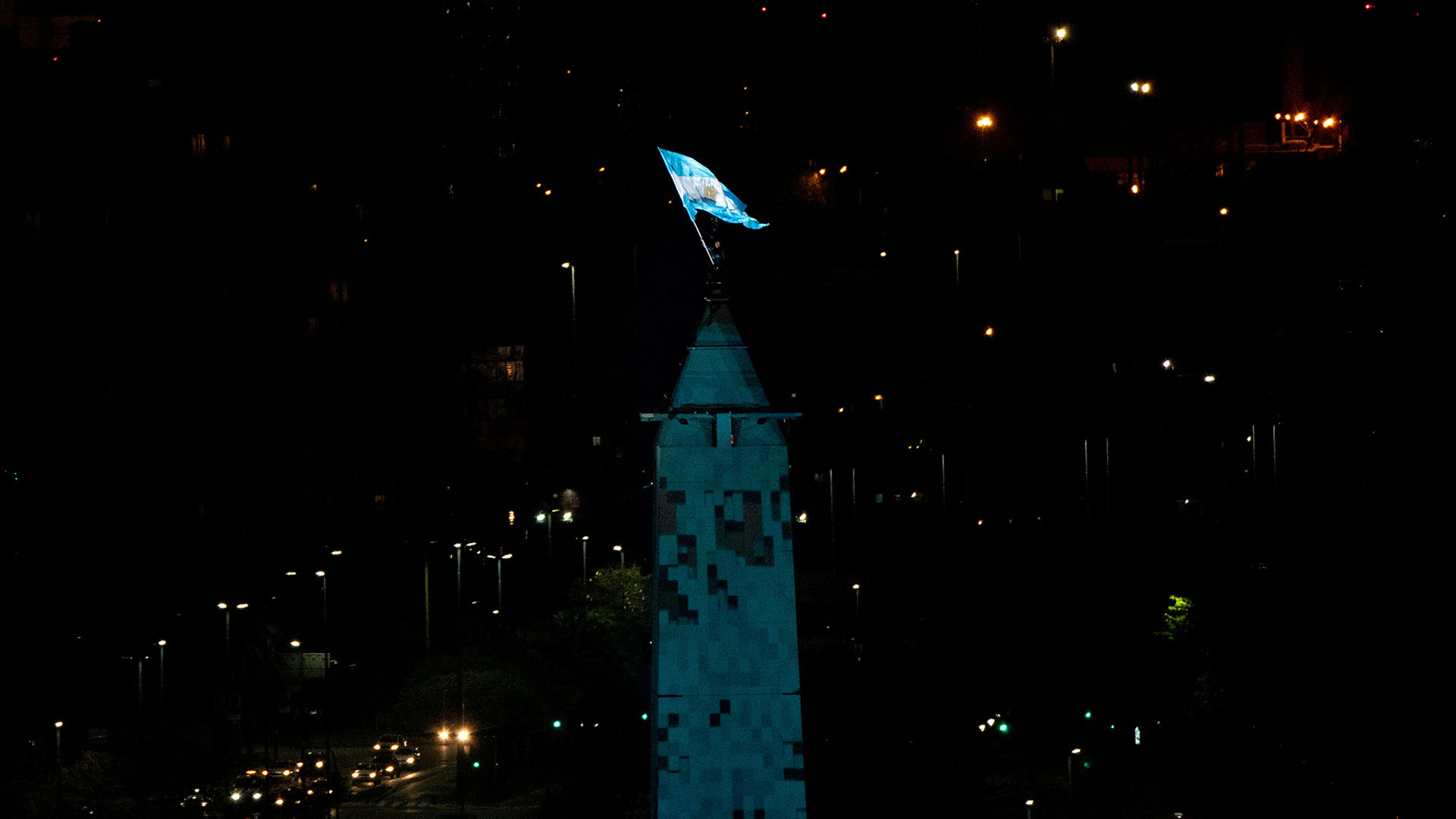 La bandera argentina flamea desde lo más alto del Obelisco