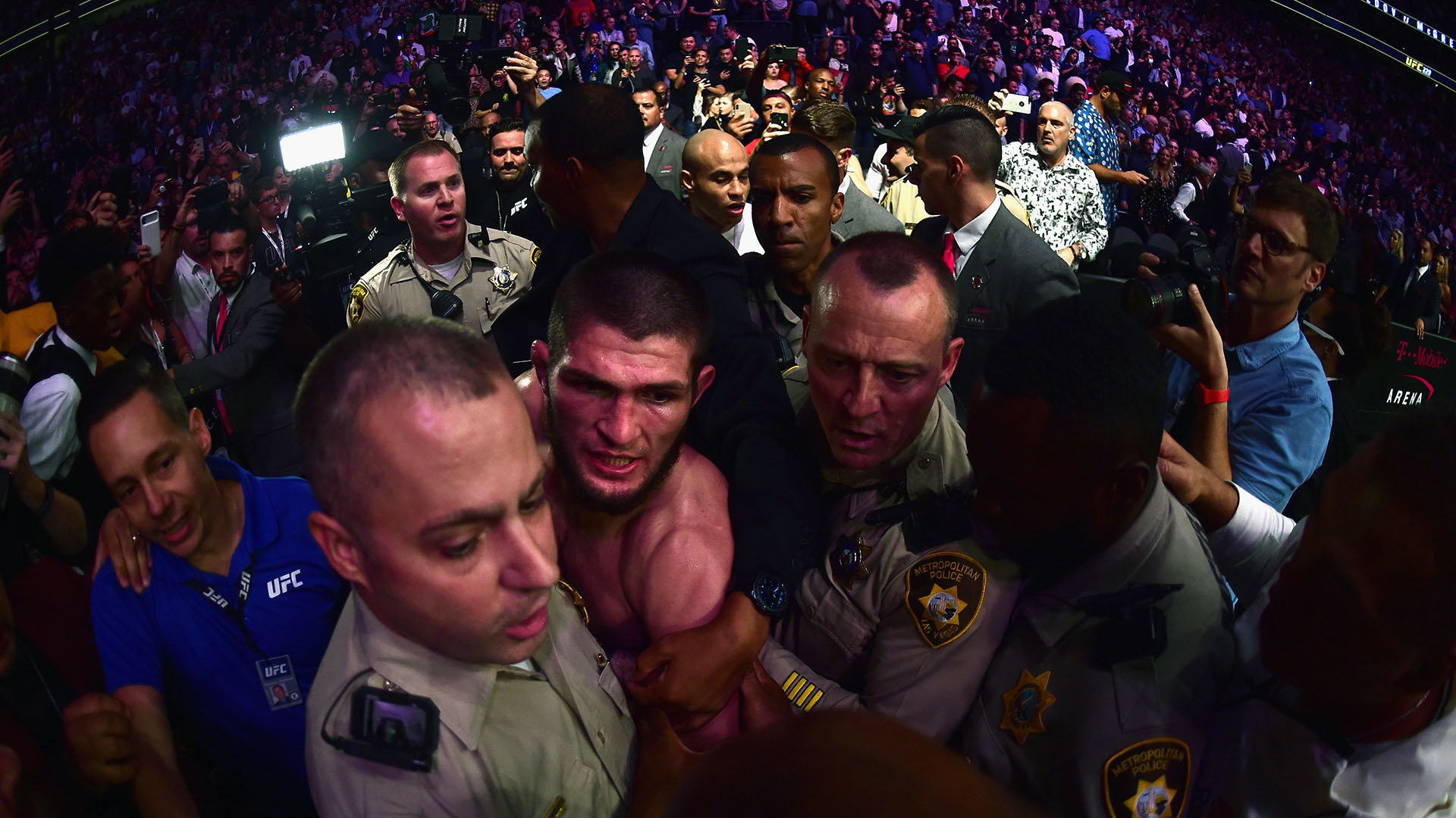 Khabib entre los Policías que frenaron el escándalo (AFP)