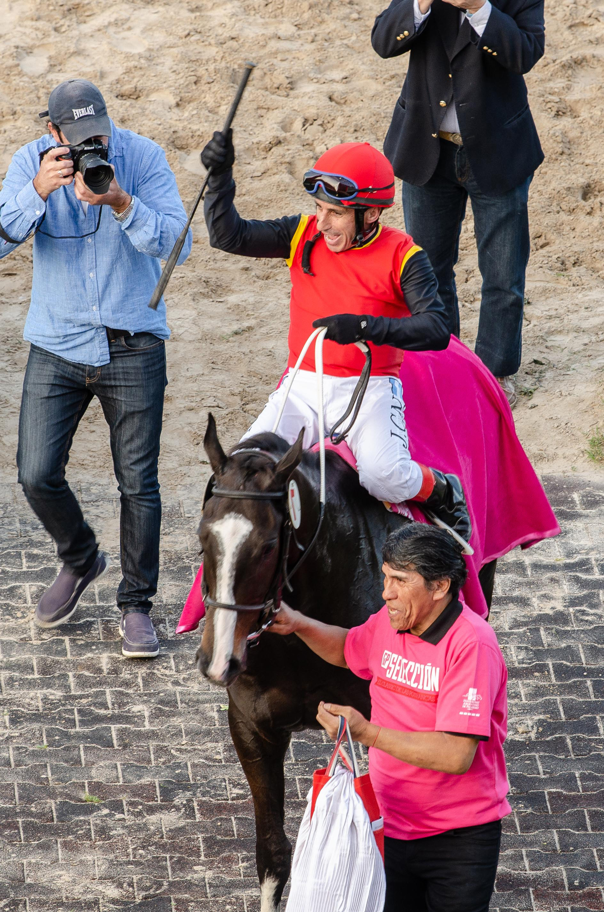 Durante toda la tarde, se desarrollaron distintas actividades de concientización sobre el cáncer de mama en el Hipódromo Argentino de Palermo, en el marco de una jornada dedicada a la mujer con el Gran Premio Selección, donde corren las mejores potrancas de su generación. El jockey “Chupino” Noriega y la potranca “Summer Love” fueron los ganadores del Gran Premio Selección 2018