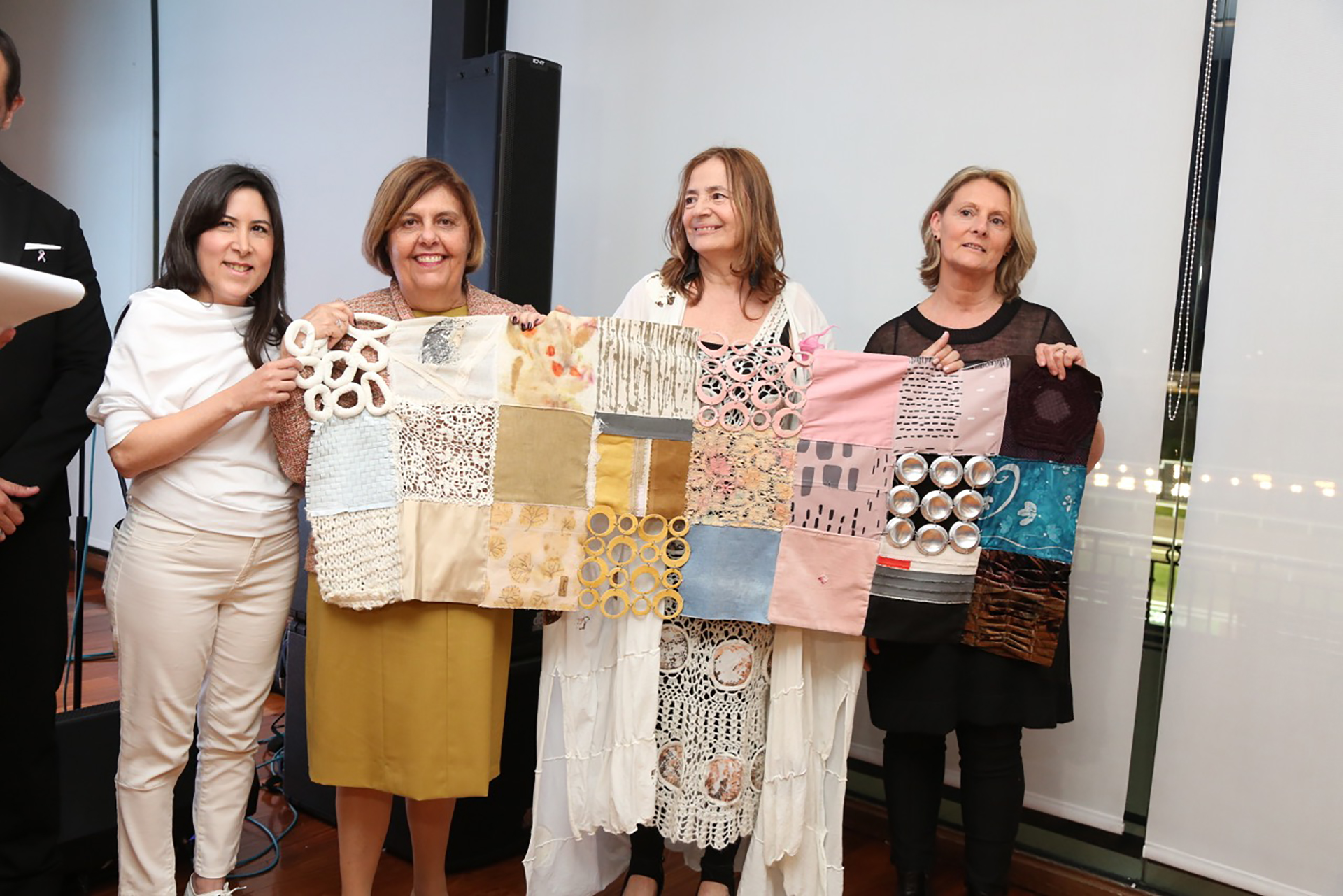 La emotiva entrega de la Manta Universo creada por miembros de la Asociación de Moda Sostenible Argentina, que fue entregada por su directora, Alejandra Gougy, a la presidente de LALCEC, María Graziella Donnet