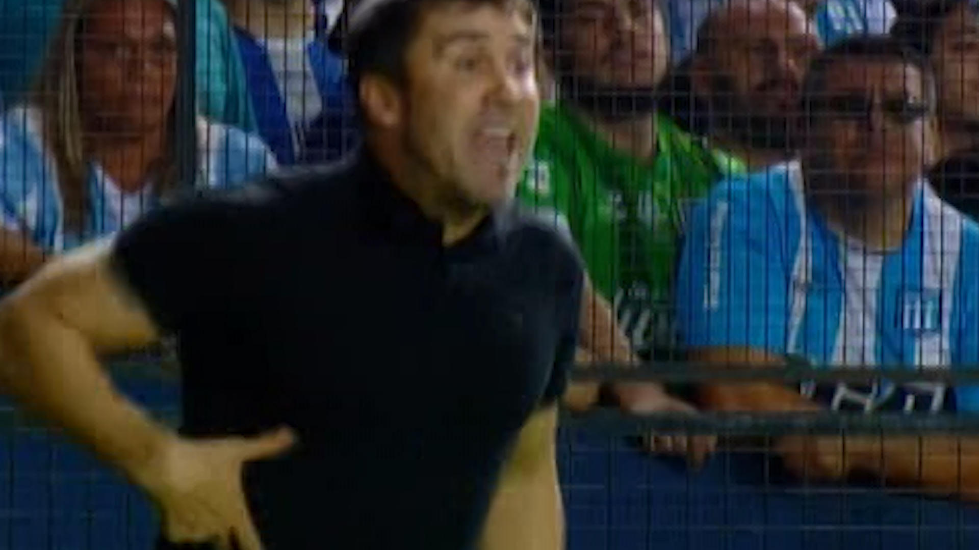 Coudet se dibuja la franja de Boca en el pecho, quien también trató de “miedoso” a Herrera