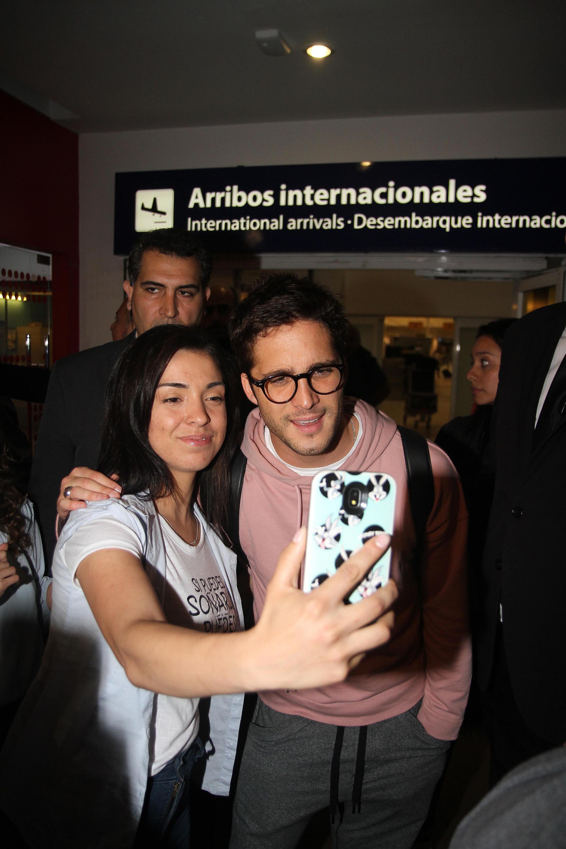 Con buena predisposición, el actor mexicano se tomó fotos y firmó autógrafos