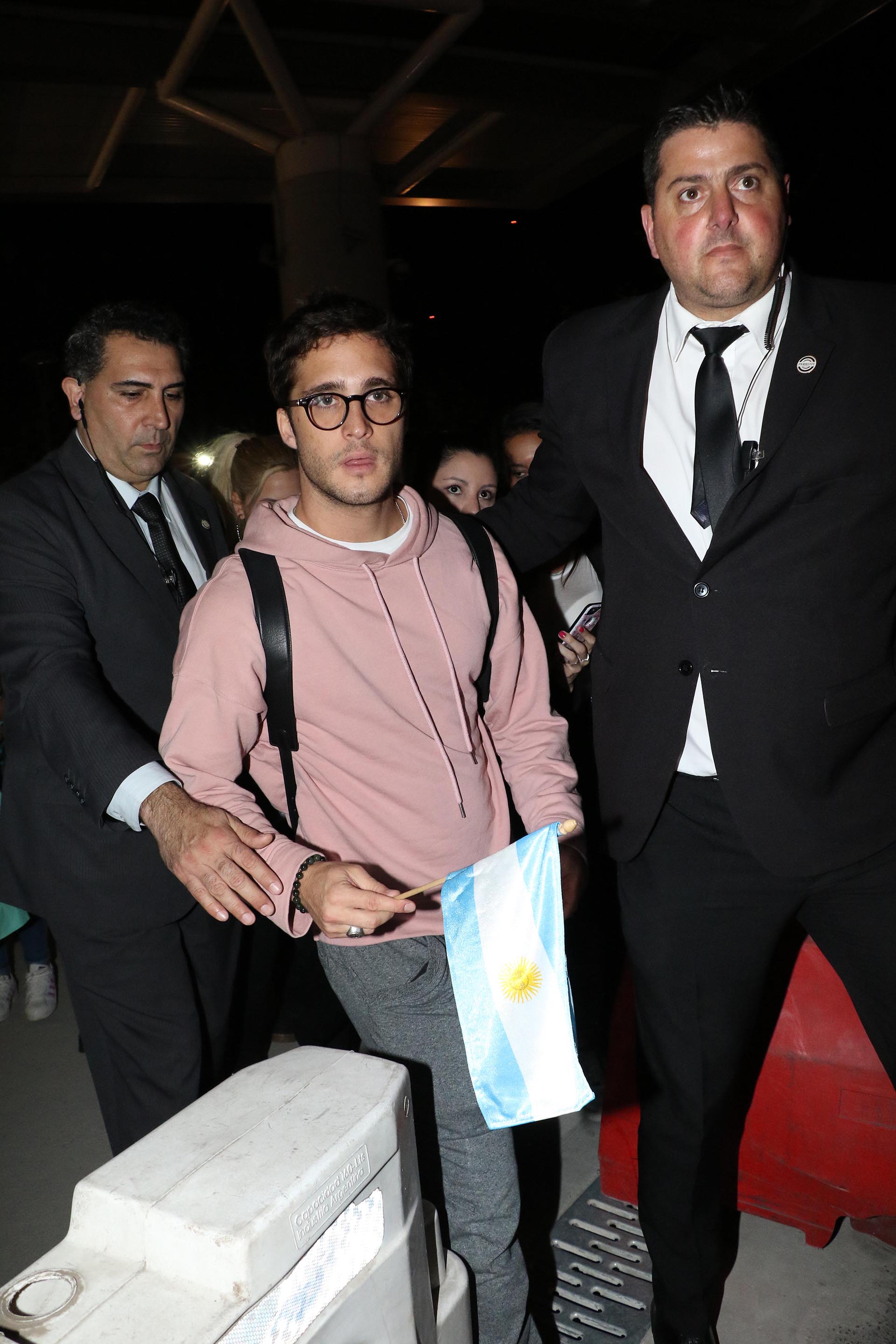 En su llegada, fue recibido por cientos de fanáticas de la serie en la que el actor interpretó a Luis Miguel