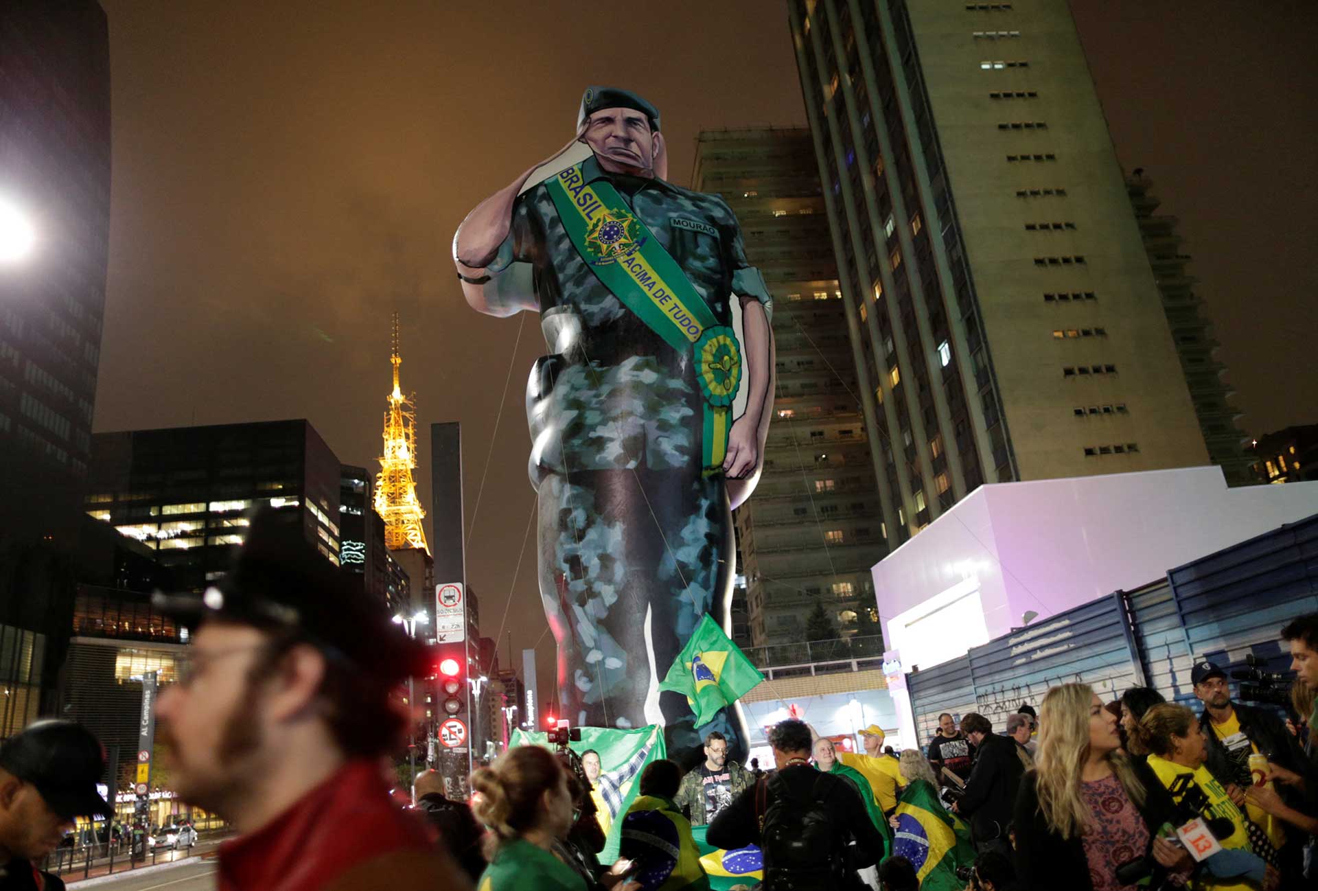 Cansados de la crisis económica, de los escándalos de corrupción y de sentirse inseguros, millones de brasileños votaron este domingo por el ultraderechista Jair Bolsonaro, que domina fuertemente entre los hombres diplomados, de mayores ingresos y también entre los evangélicos.