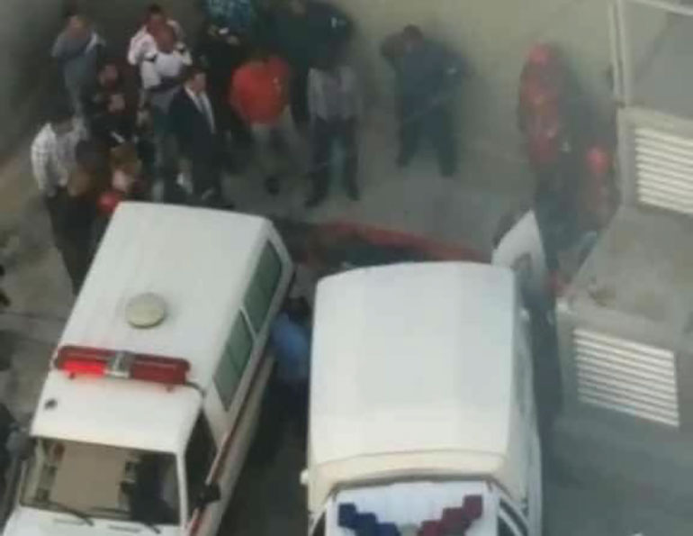 El cuerpo sin vida del prisionero político venezolano Fernando Albán yace al pie del edificio del SEBIN en Caracas