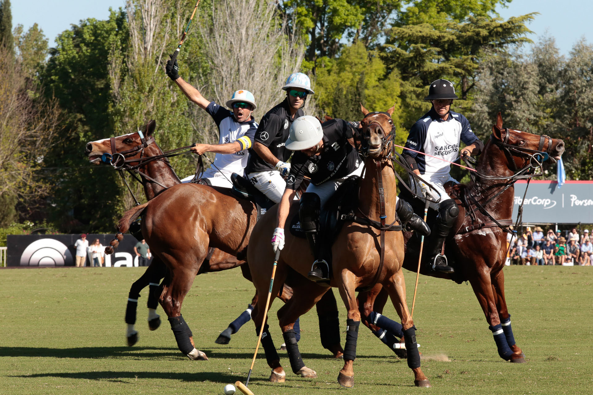 “Estamos muy contentos de haber acompañado, durante un año más, el Abierto de Polo de Tortugas. Es un gran torneo y por sobre todas las cosas, un símbolo de excelencia mundial auspiciado desde nuestro país. Los valores de Banco Macro están sumamente vinculados con los del deporte, y queremos seguir compartiendo y acompañando este tipo de experiencias”, aseguró Milagro Medrano, gerente de Relaciones Institucionales de Banco Macro