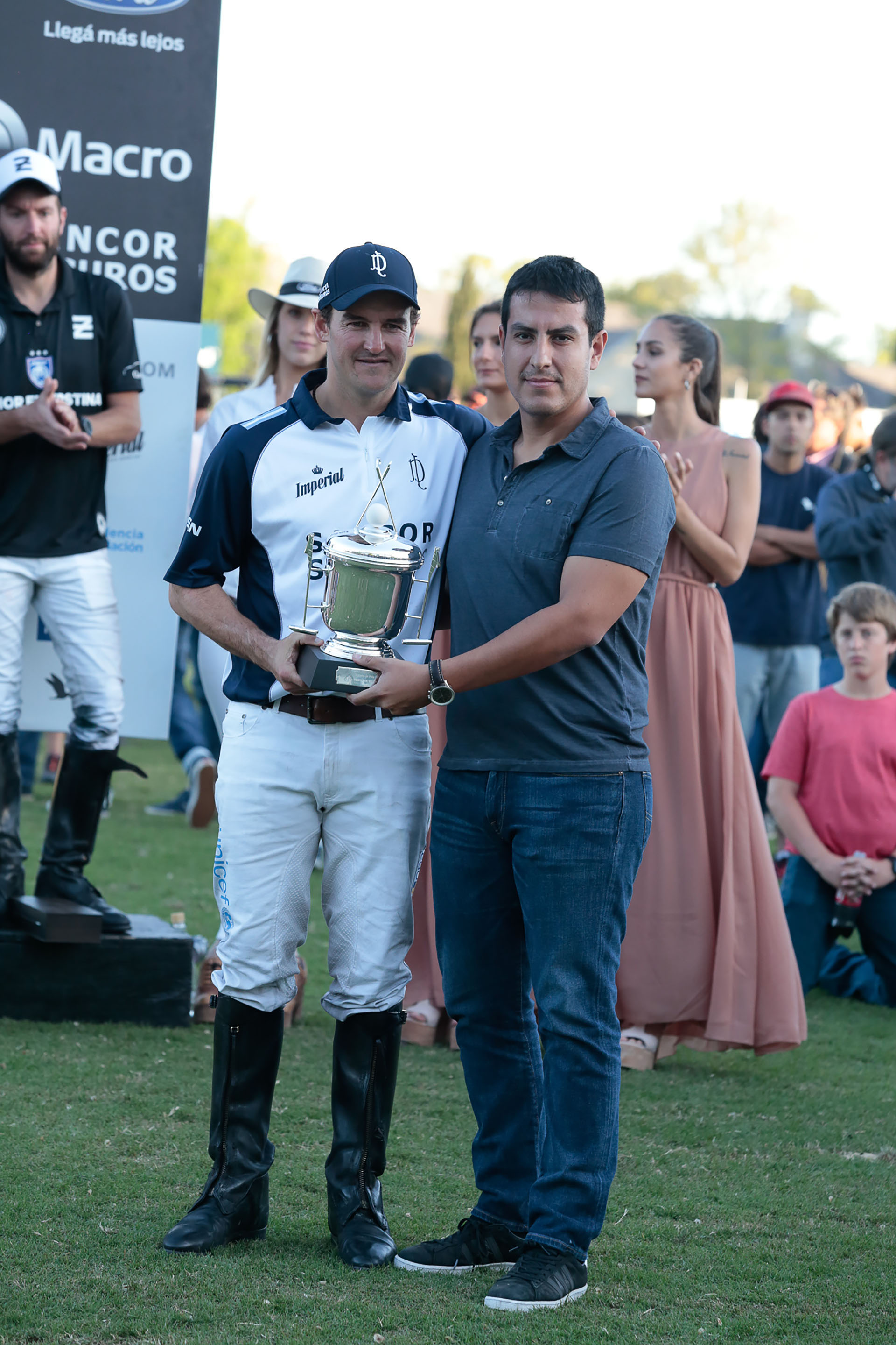 Santiago Brito, gerente divisional de Banco Macro, entregó la copa a La Dolfina, equipo campeón del torneo que forma parte de la Triple Corona de la temporada argentina 2018