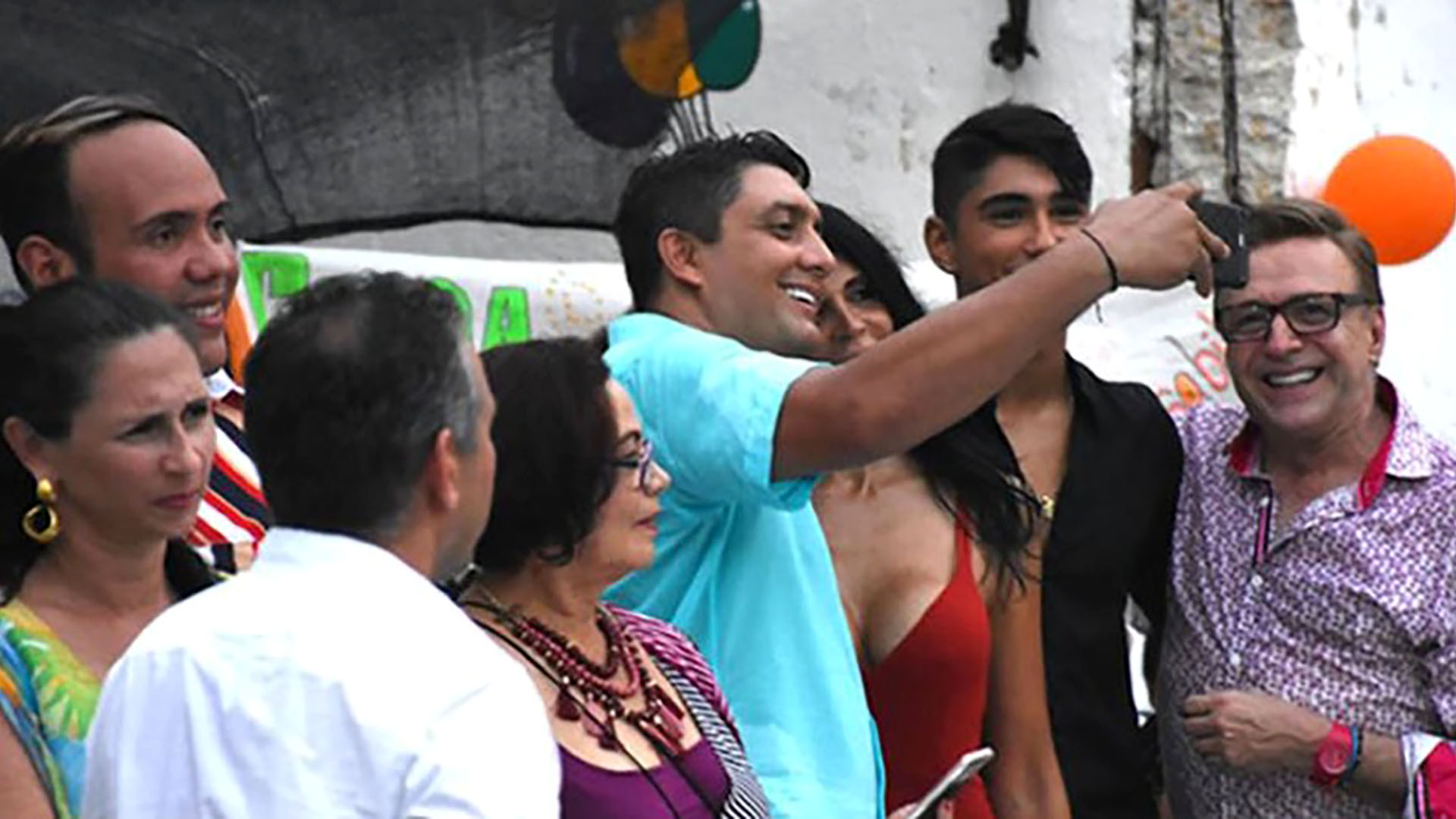 La selfie del director de Distriseguridad, Víctor Hugo Arango, con la proxeneta “La Madame”