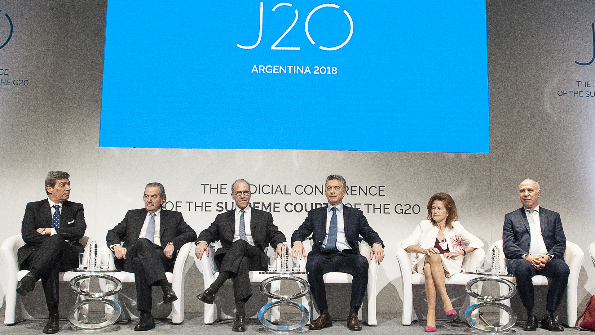 Los jueces de la Corte, junto al presidente Mauricio Macri