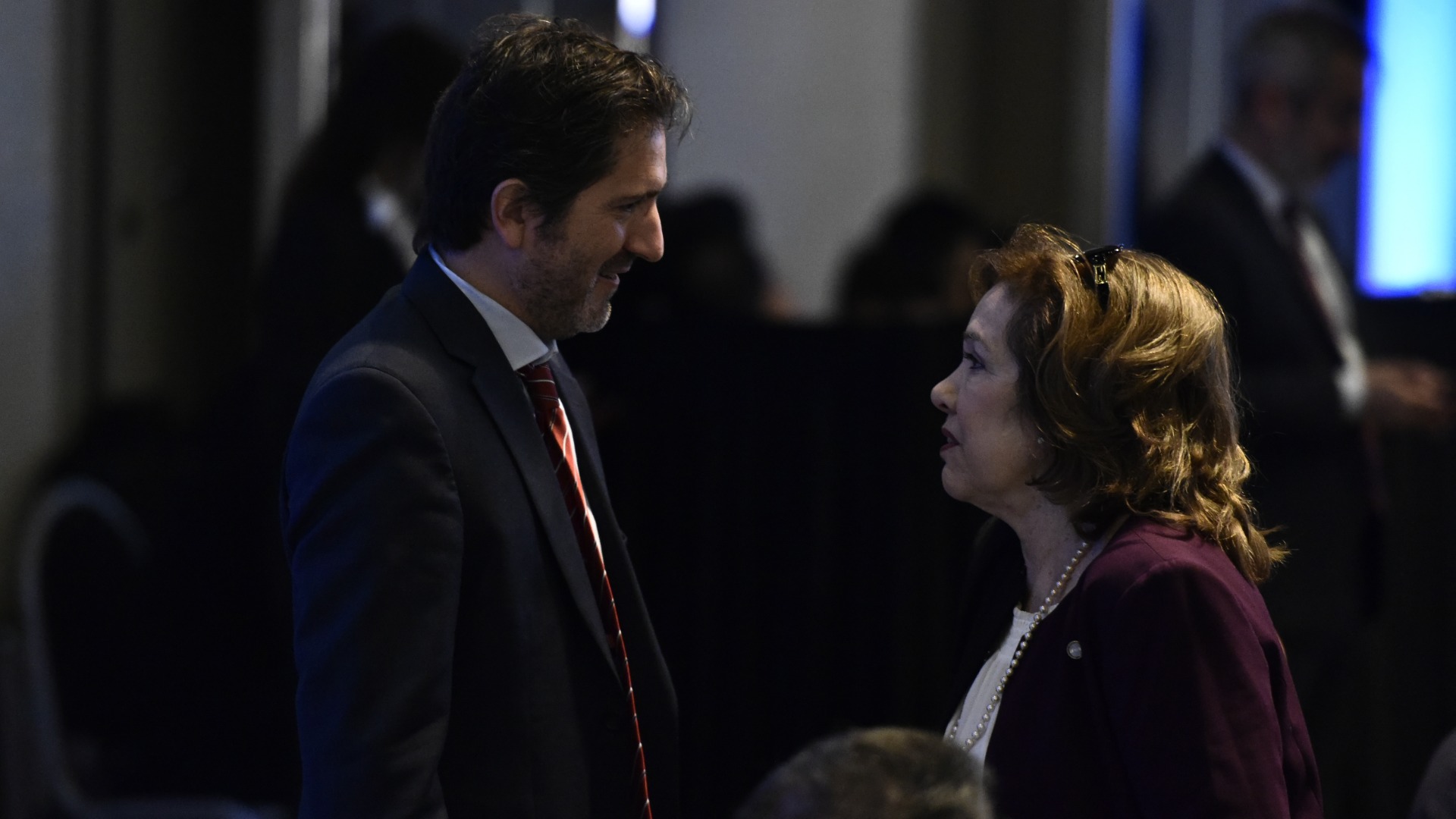 El juez federal Sebastián Casanello dialoga con la jueza María Lilia Gómez Alonso de Díaz Cordero, magistrada de la Cámara Comercial y Presidenta de la Asociación de Magistrados