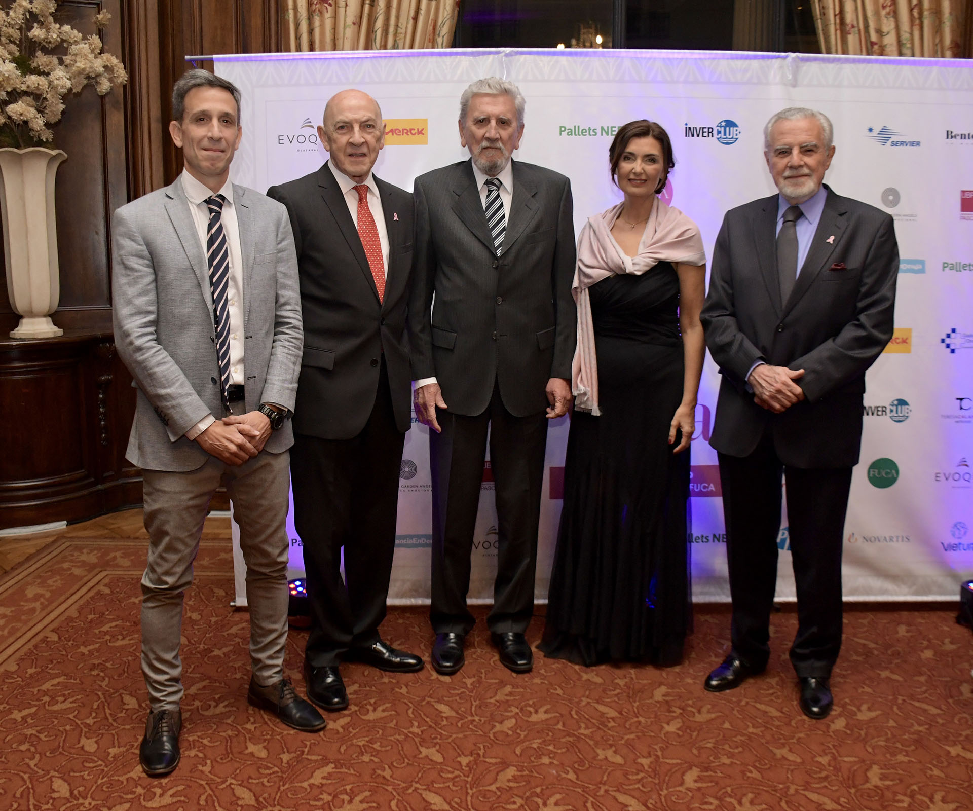 De izquierda a derecha, Dr. Matías Chacón, Dr. Julio Kaplan, secretario de FUCA, Dr. Reinaldo Chacón, María Gabriela Berta, directora ejecutiva de FUCA Y José Mordoh, vicepresidente de FUCA