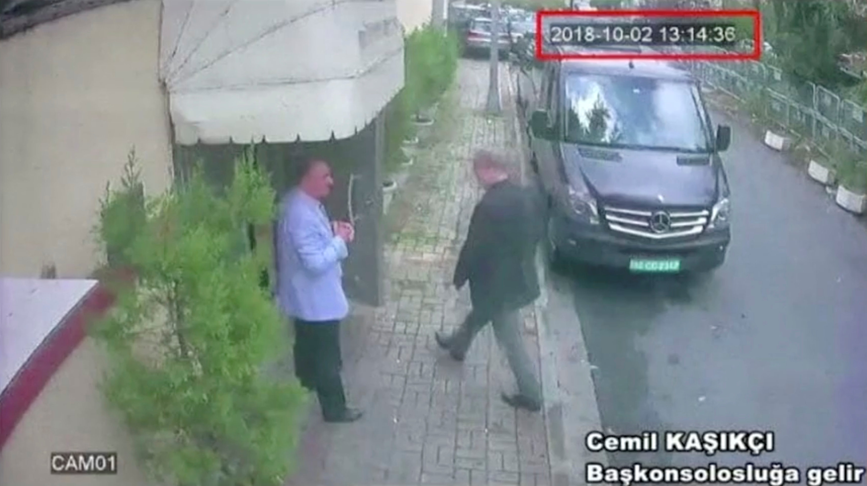Jamal Khashoggi fue vistopor última vez el 2 de octubre a la 1:15 de la tarde, cuando entraba al consulaado de su país en Estanbul. (Reuters TV/via Reuters).