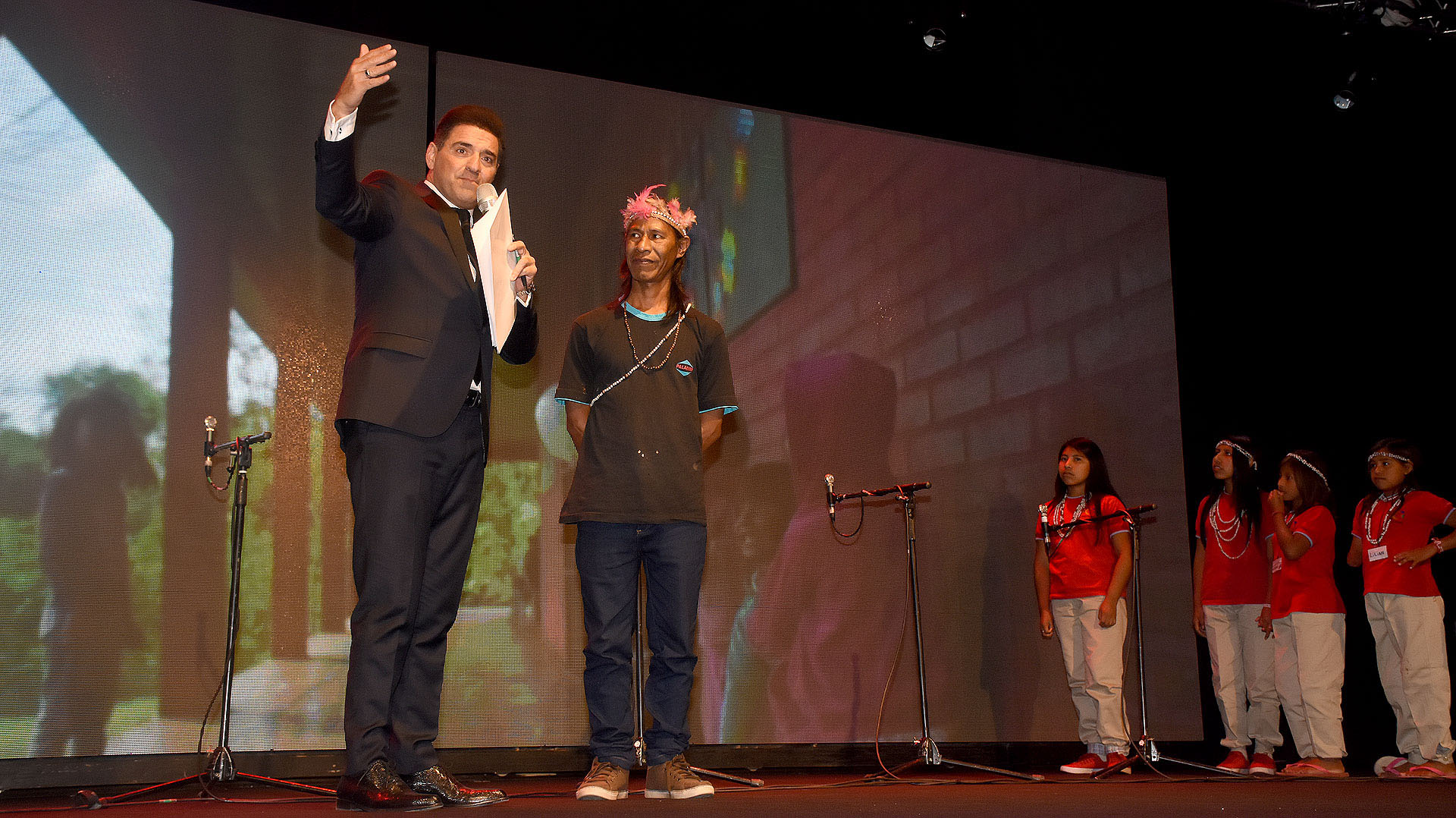 Estuvieron presentes algunos de los chicos y adultos que disfrutan del polideportivo, que la Fundación River levantó en Iguazú. La obra se construyó con lo recaudado en la anterior edición de la cena anual solidaria