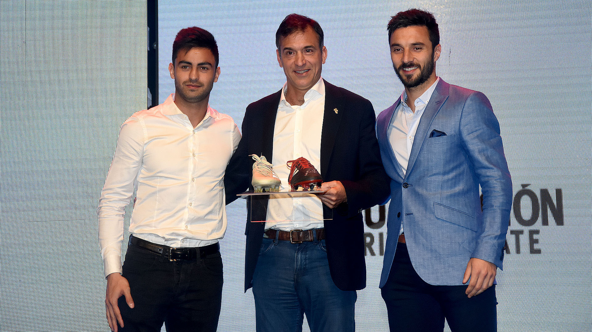 Los botines “mágicos” autografiados por Gonzalo “Pitty” Martínez e Ignacio Scocco fueron subastados por $2.000.000. En la foto, los futbolistas junto al CEO de Torneos, Ignacio Galarza.
