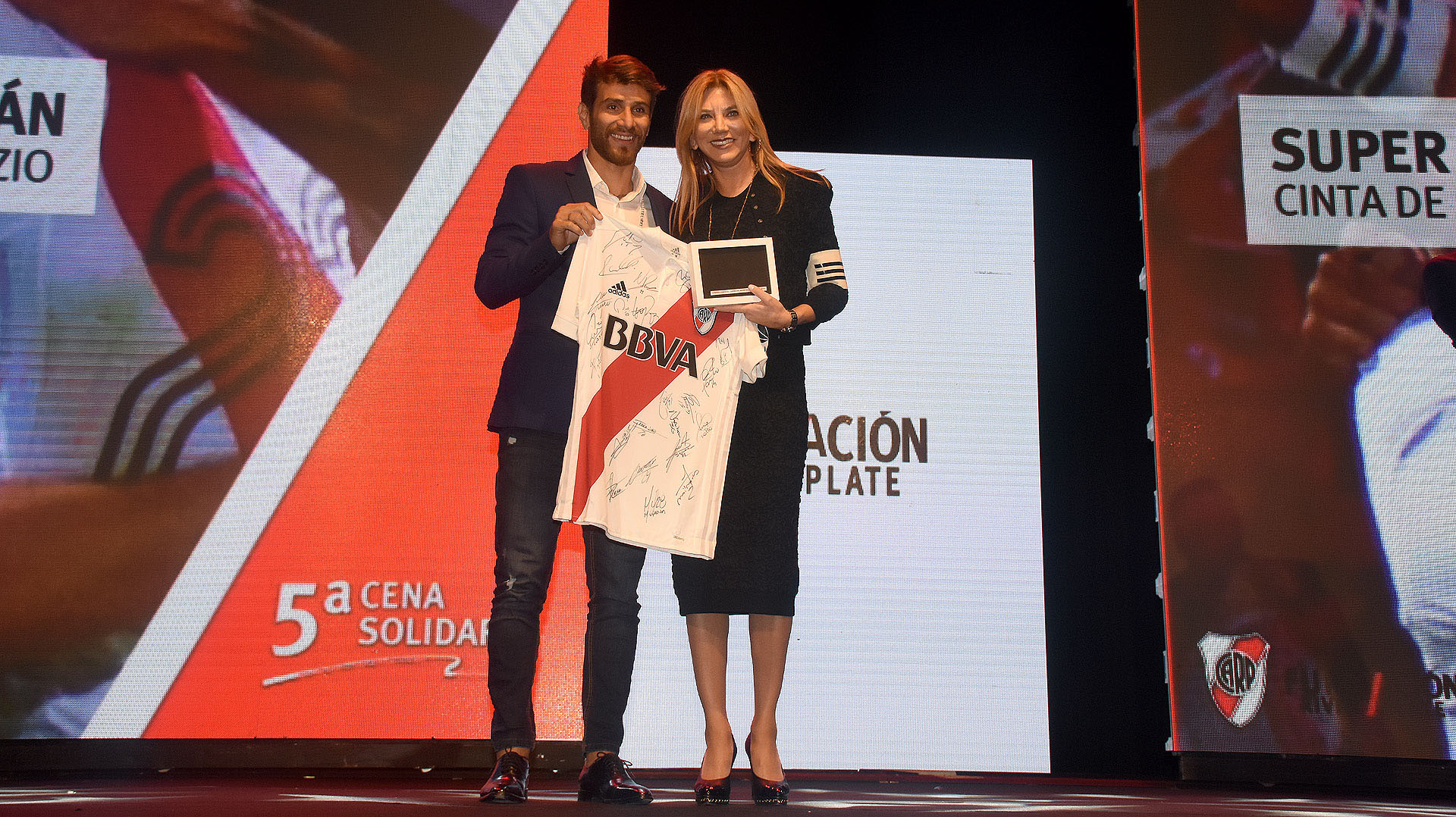 La cinta de Capitán de Leonardo Ponzio se la adjudicó Bettina Bulgheroni por $1.800.000