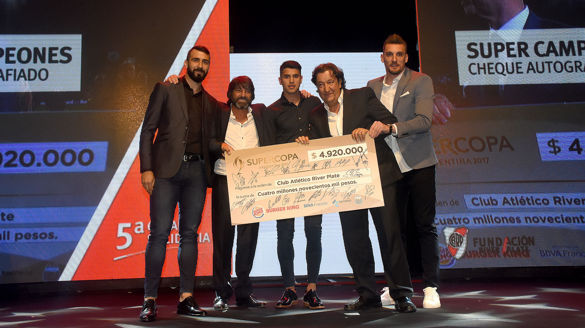 Súper Campeones: la subasta de un cheque autografiado por Exequiel Palacios, Lucas Pratto y Franco Armani