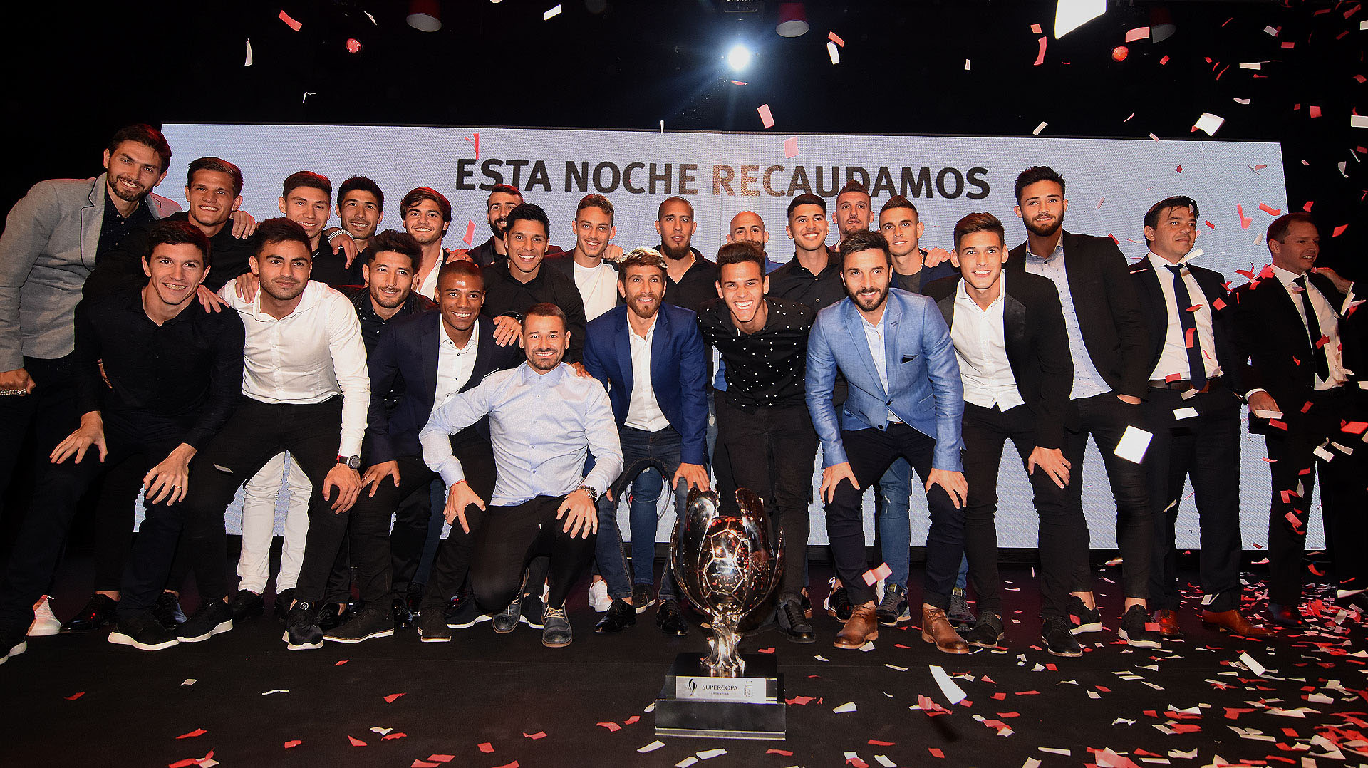 El plantel de River sobre el escenario junto a Marcelo Gallardo y Jorge Brito, su vicepresidente