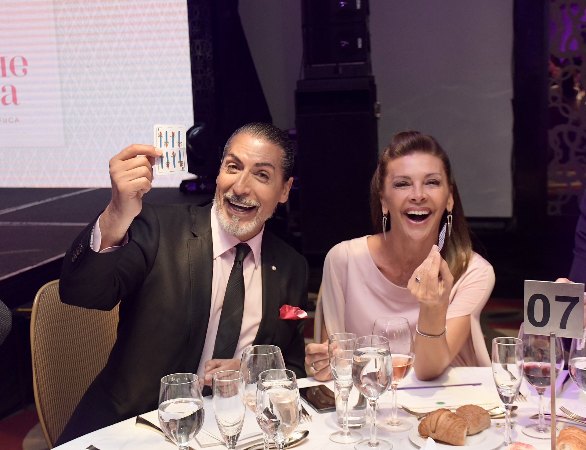 Divertidos, César Juricich y Fabiana Araujo durante el show de magia