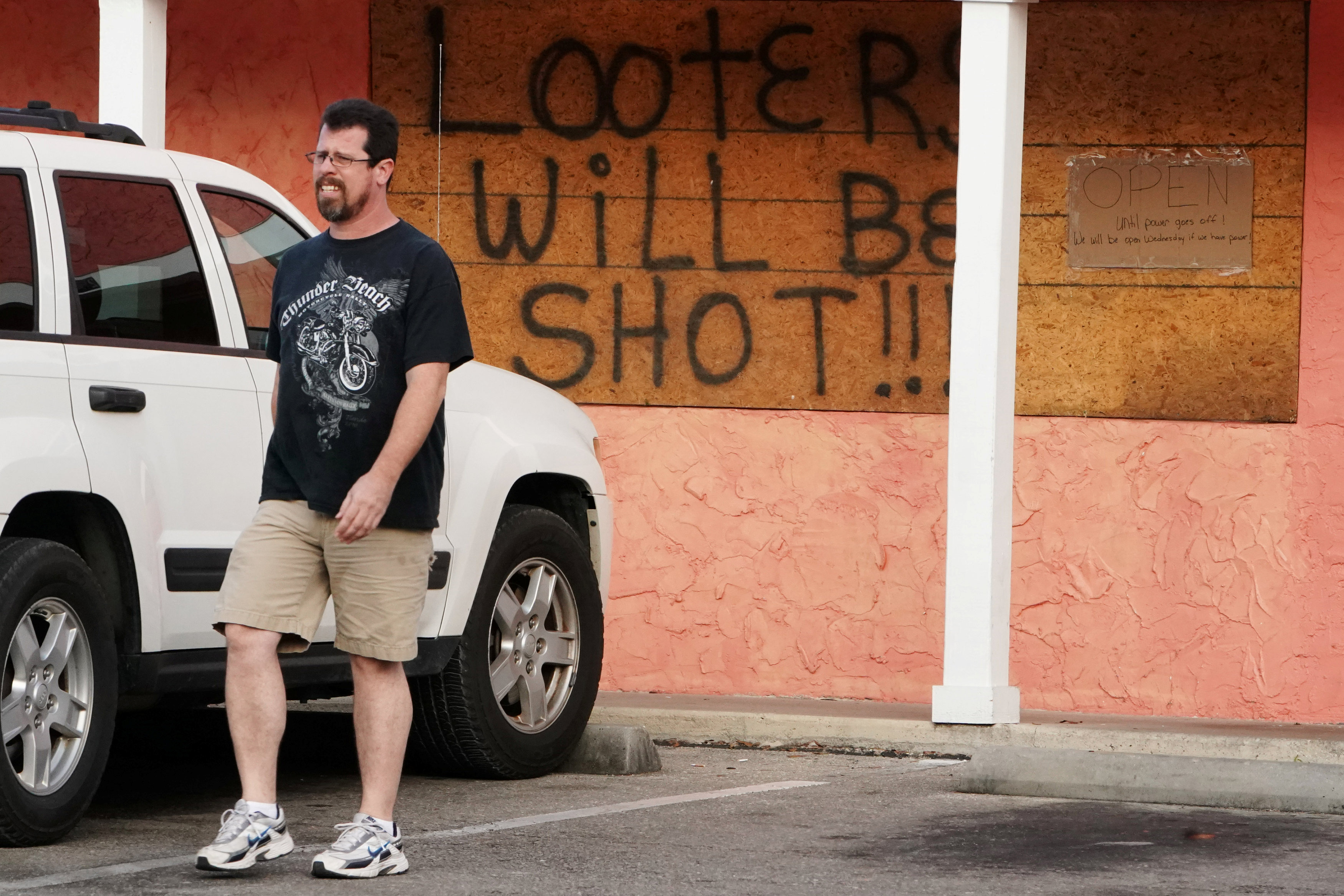 “Los saqueadores serán baleados” dice el cartel en una tienda en Carrabelle, Florida