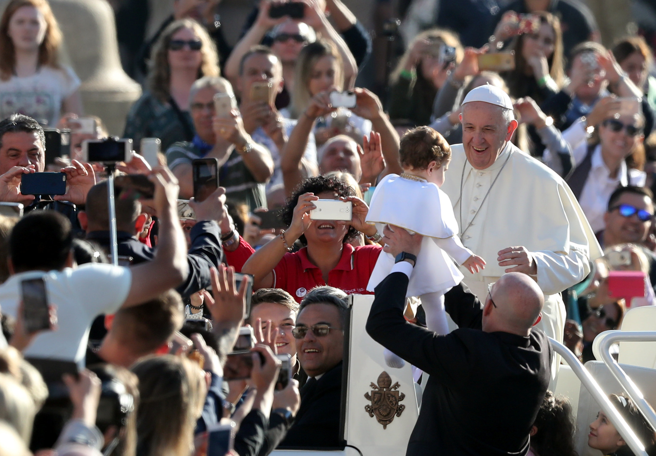 El papa con un bebé durante la audiencia del miércoles (REUTERS/Tony Gentile)