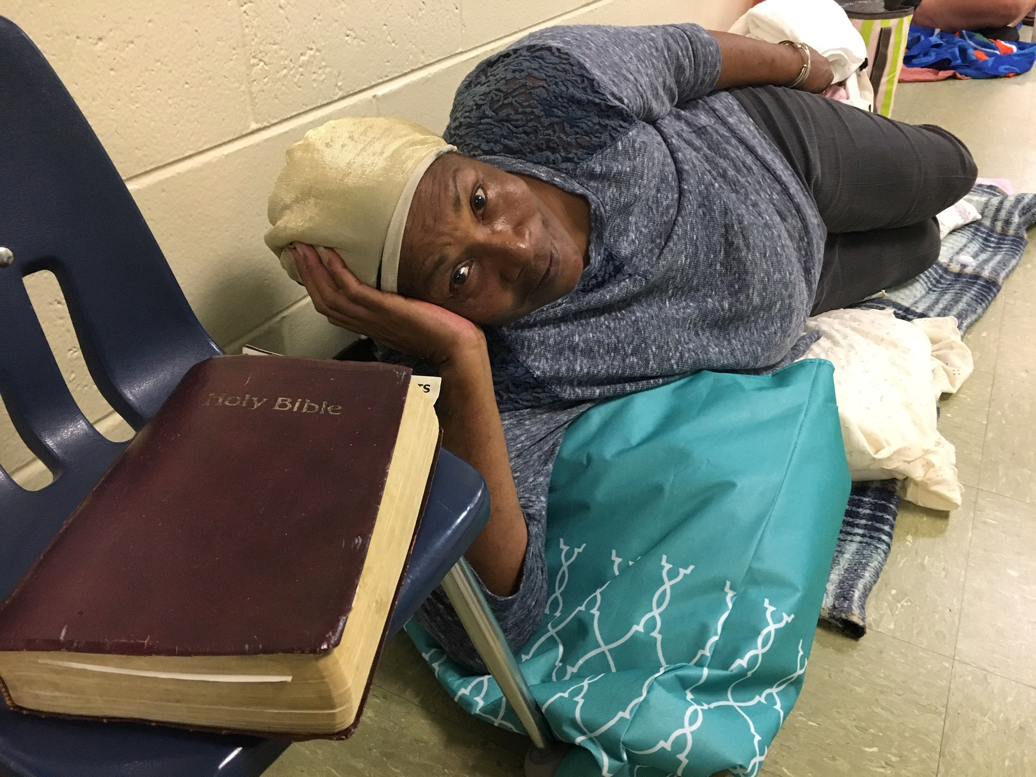 Betty Early, de 75 años, descansa en el corredor de una escuela de Panama City (Florida), usada como refugio