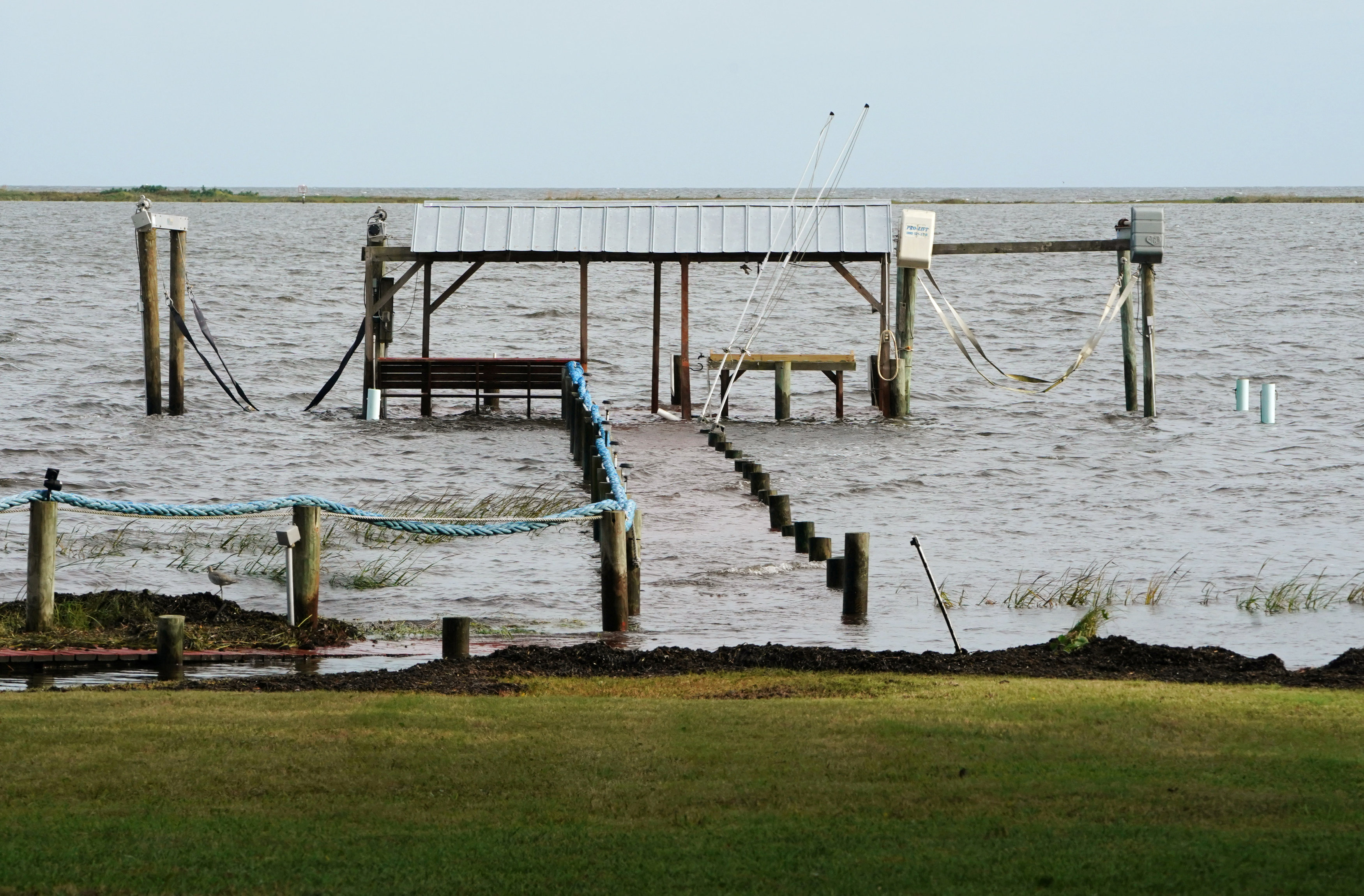 Un puente quedó bajo el agua ante el aumento del caudal en Carabelle, Florida