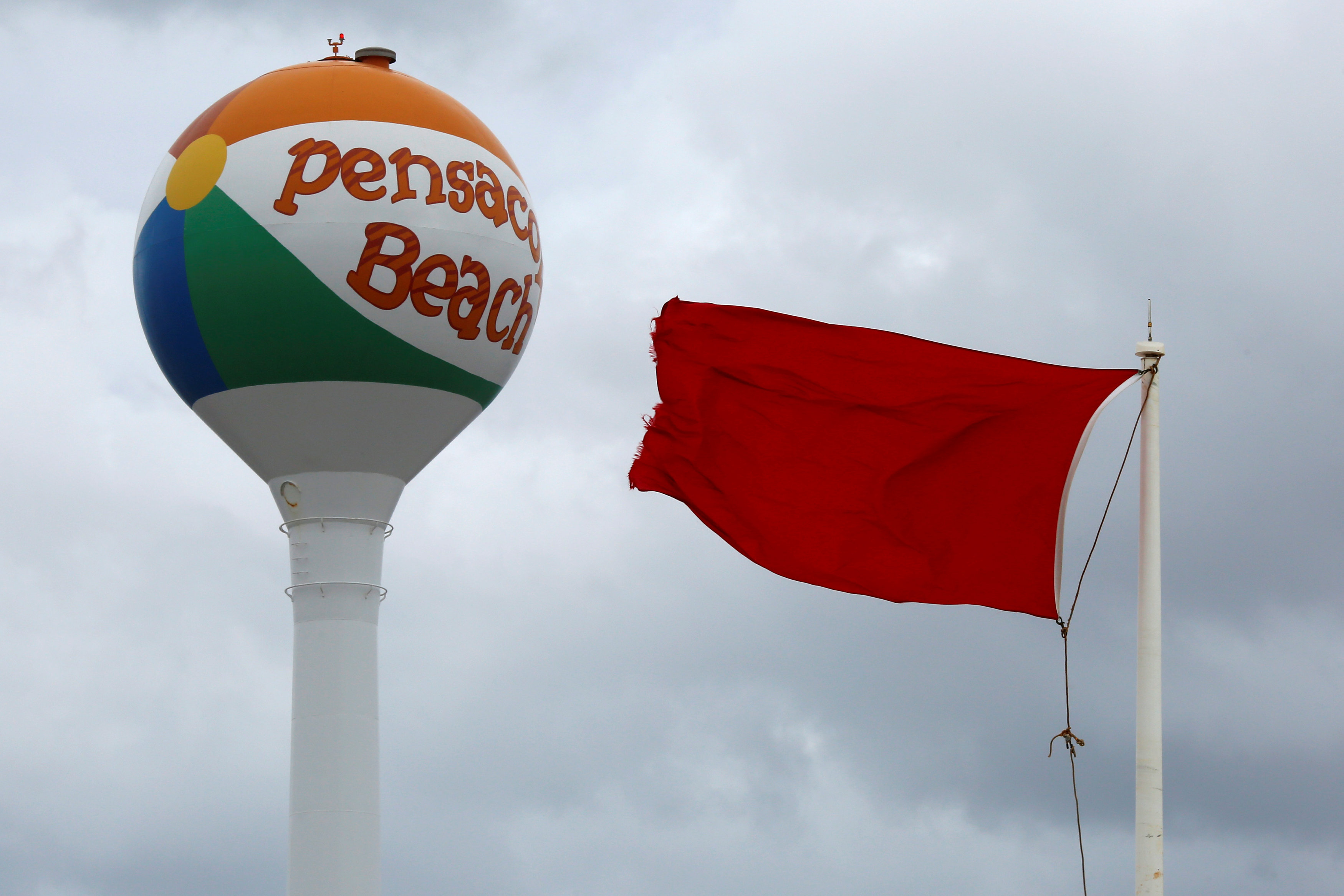 Una bandera roja flamea en Pensacola