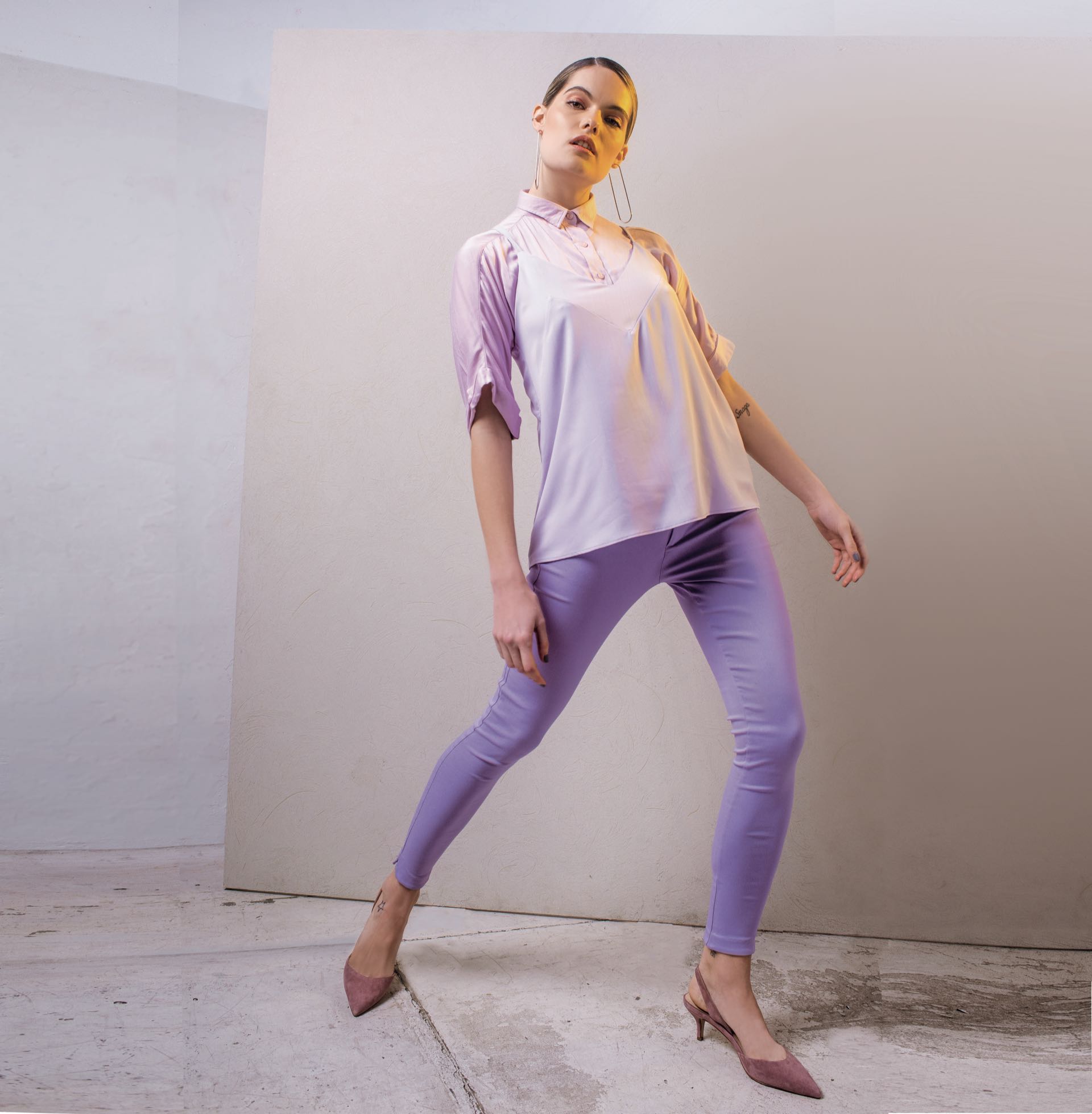 Top con detalle en el escote ($ 1.629, Melocotón), camisa de algodón ($ 790, Kevingston), pantalón sastrero ($ 1.595, Koxis), stilettos de gamuza ($ 2.900, Aldo para Grimoldi) y aros largos ($ 1.890, Las Juanas Night). (Foto: Maia Croizet/ Para Ti)