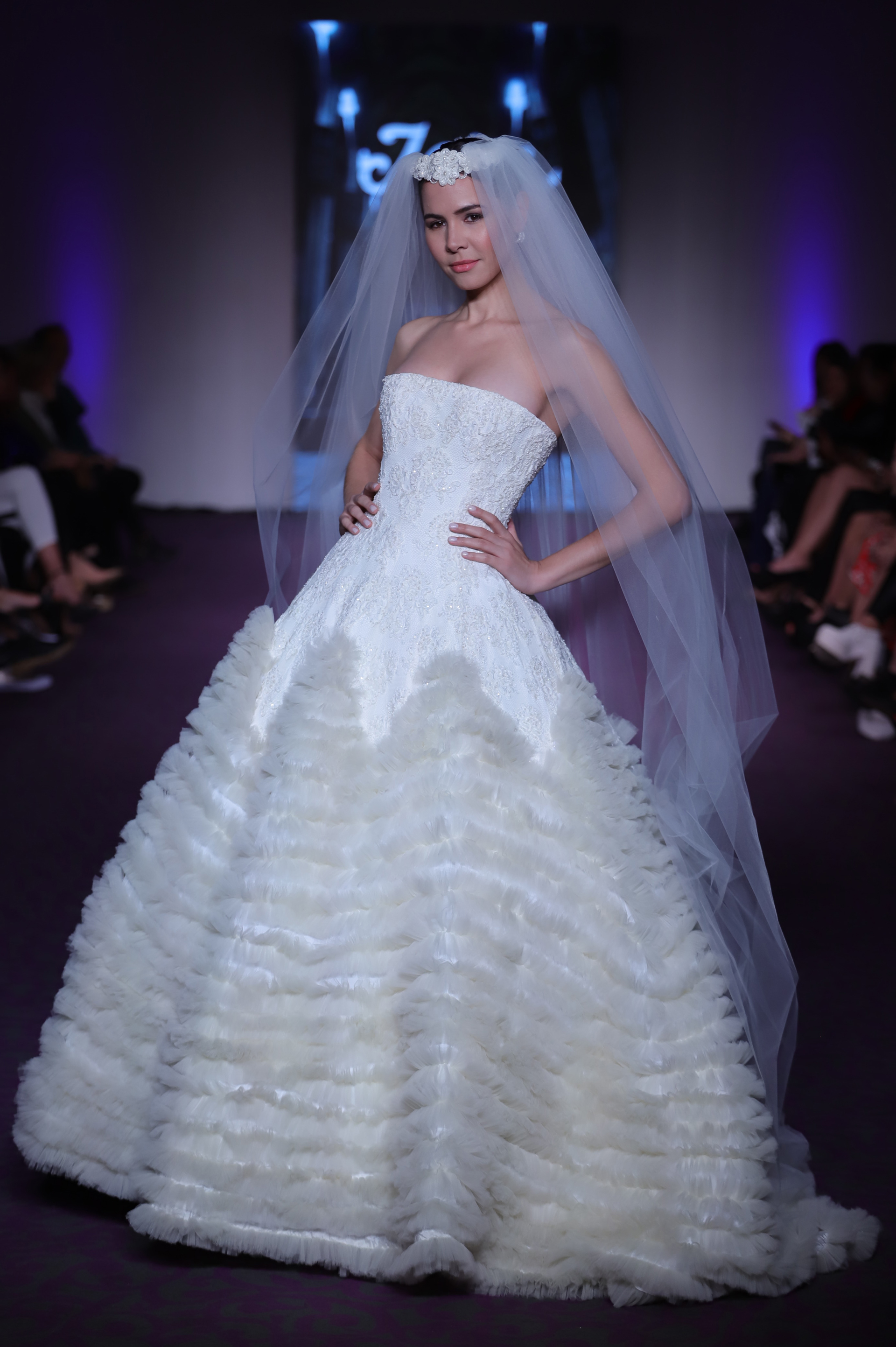 Strapless, con falda volumétrica y el velo sobre la tiara de flores (Iara)