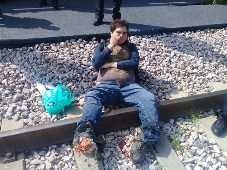 El joven cayó del vagón a donde trepó para tomarse una “selfie” (Fotos: @antonioaranda_)