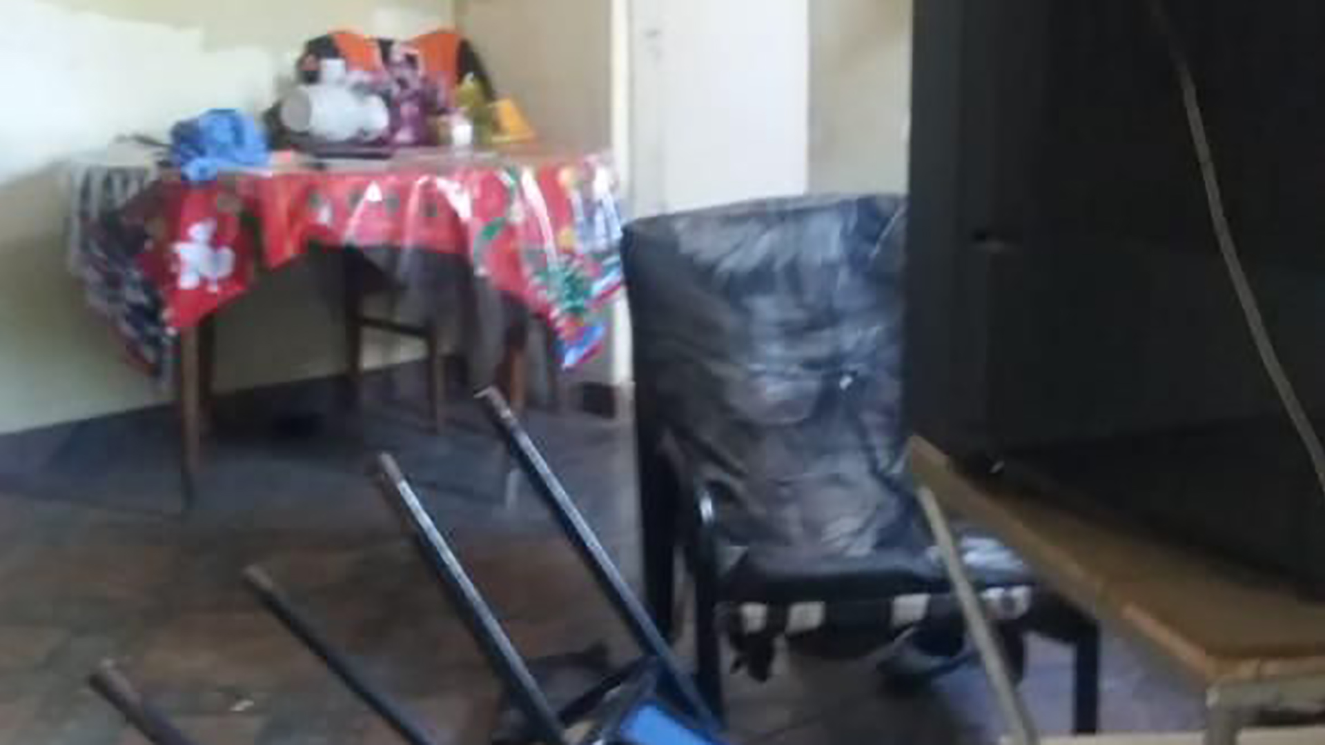 El sillón y la tele en donde ocurrió el crimen en Los Hornos