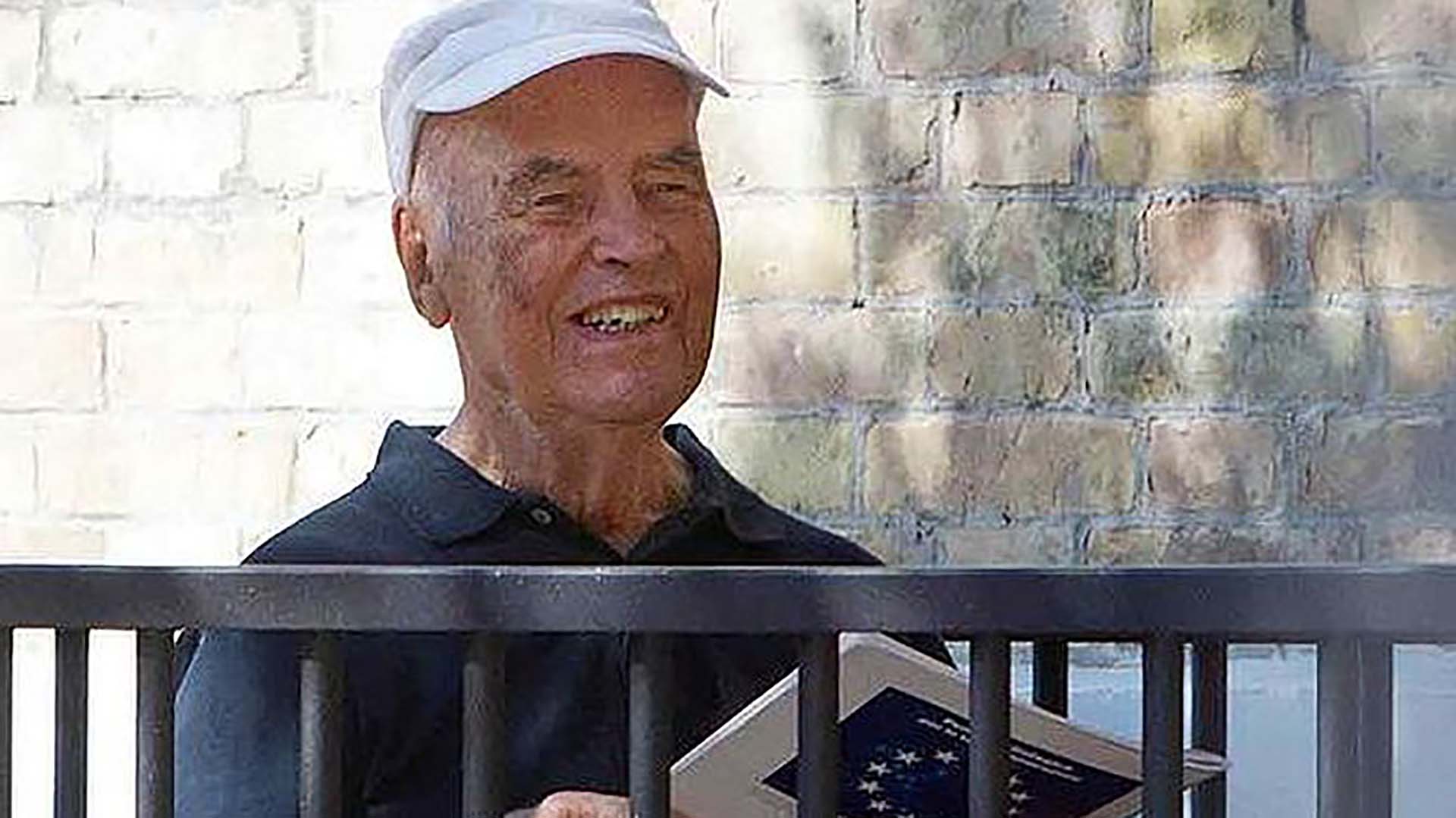 Erich Priebke llegó a Bariloche en 1948 con nombre falso. Allí, aprovechando una amnistía del gobierno peronista para quienes hubiera entrado al país con identidades falsas, recuperó su nombre en 1950. Y se convirtió en un vecino “notable”