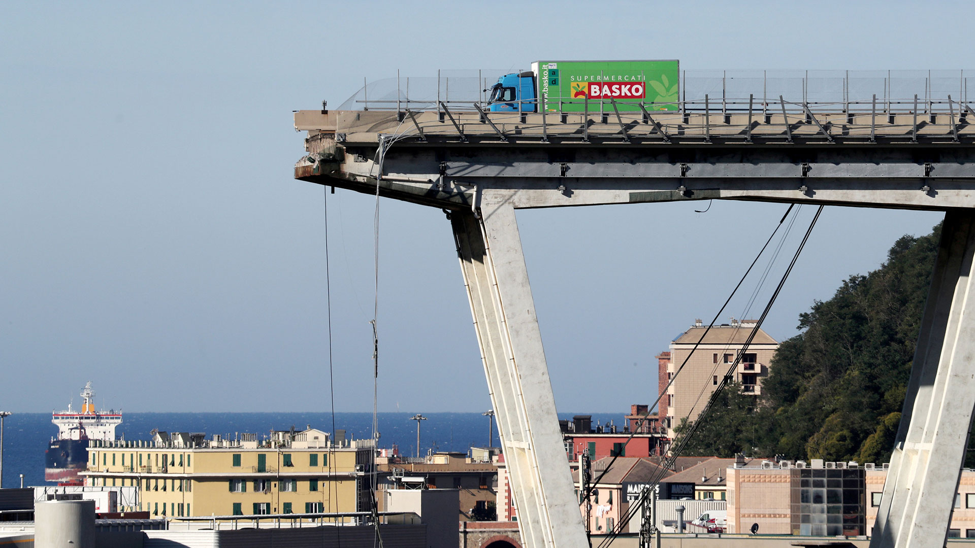 El viaducto que se desplomó en agosto en una de las principales vías de la ciudad destrozó vías ferroviarias y provocó un escándalo nacional