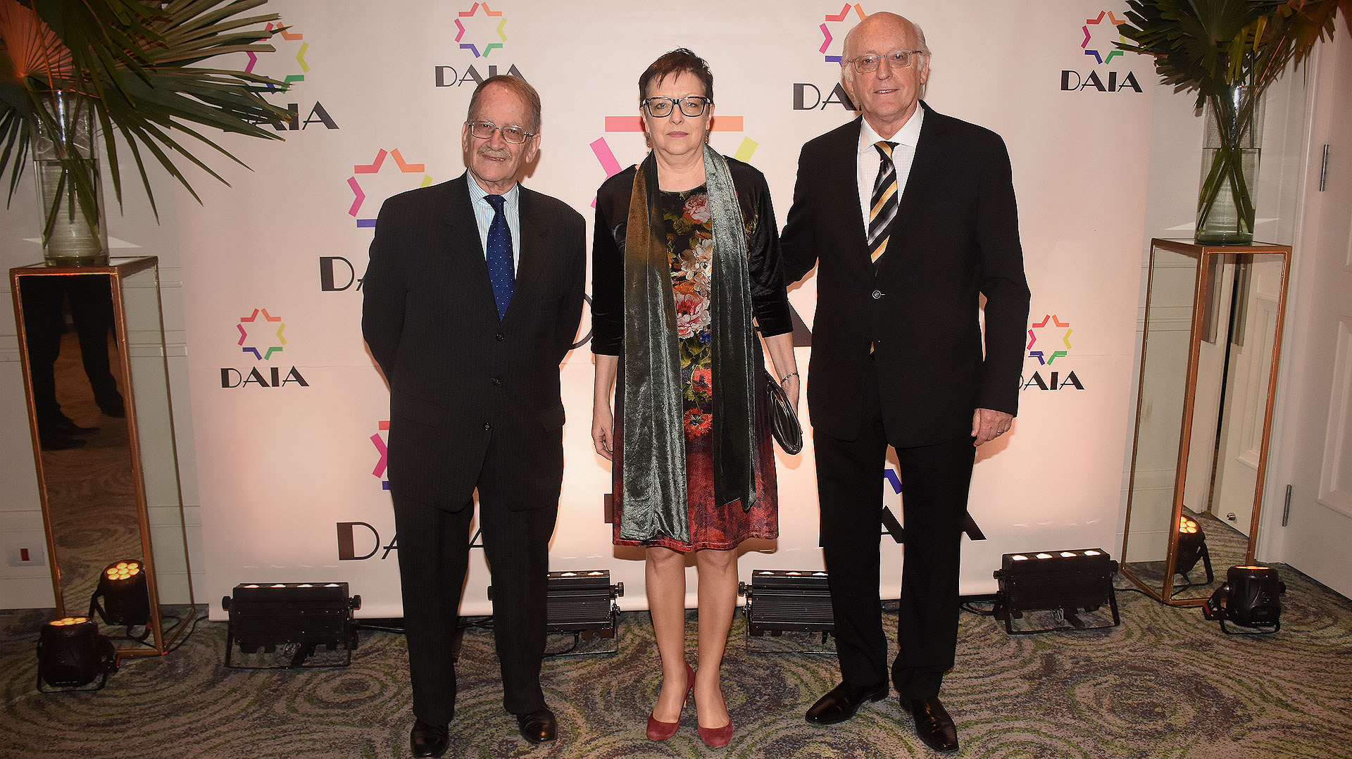 Mario Tannenbaum, secretario general de la DAIA; la embajadora de Rumania, Carmen Podgorean; y Alberto Indij