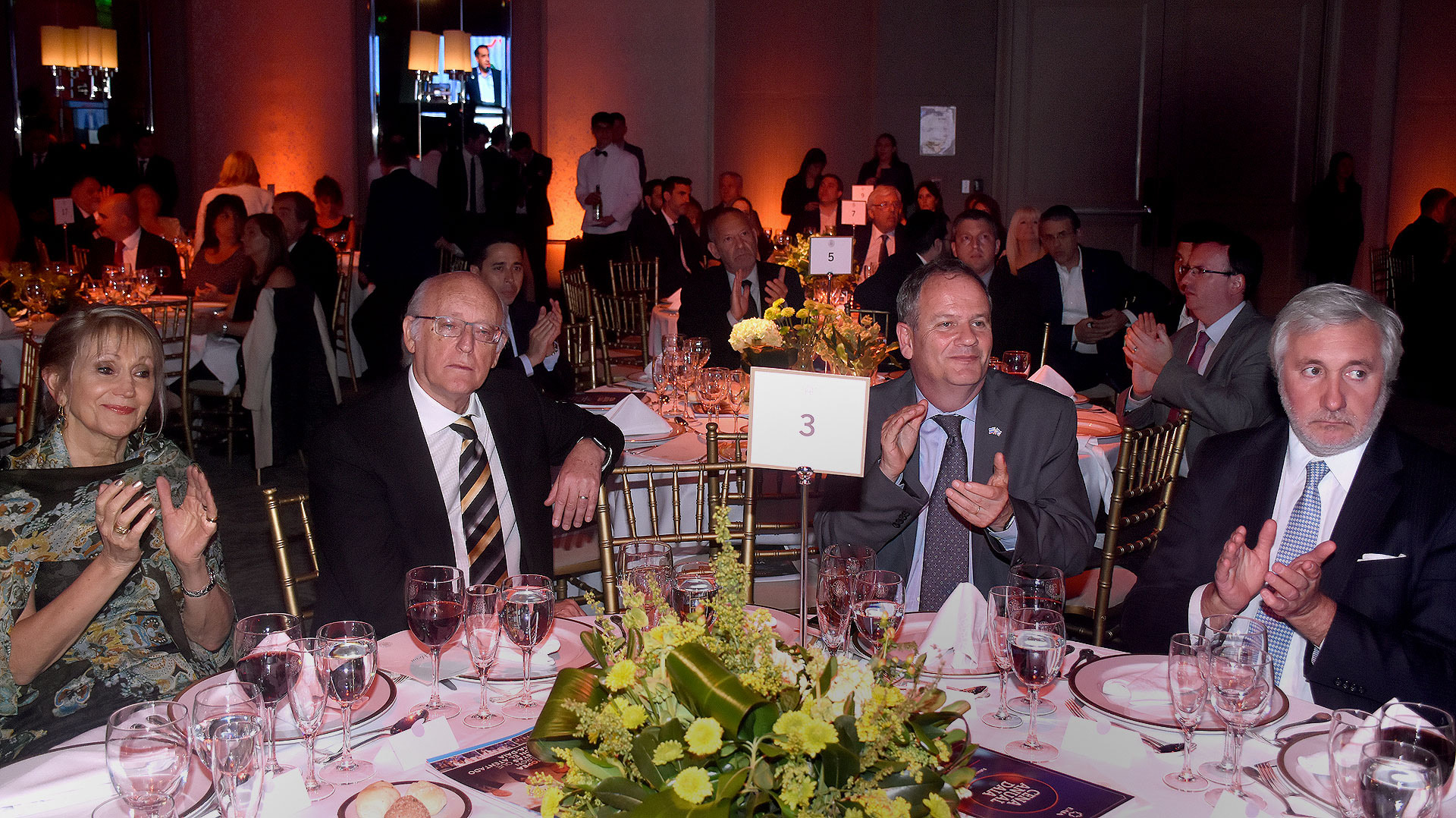 Alberto Indij junto a Ilan Sztulman, embajador de Israel en la Argentina, en la mesa principal