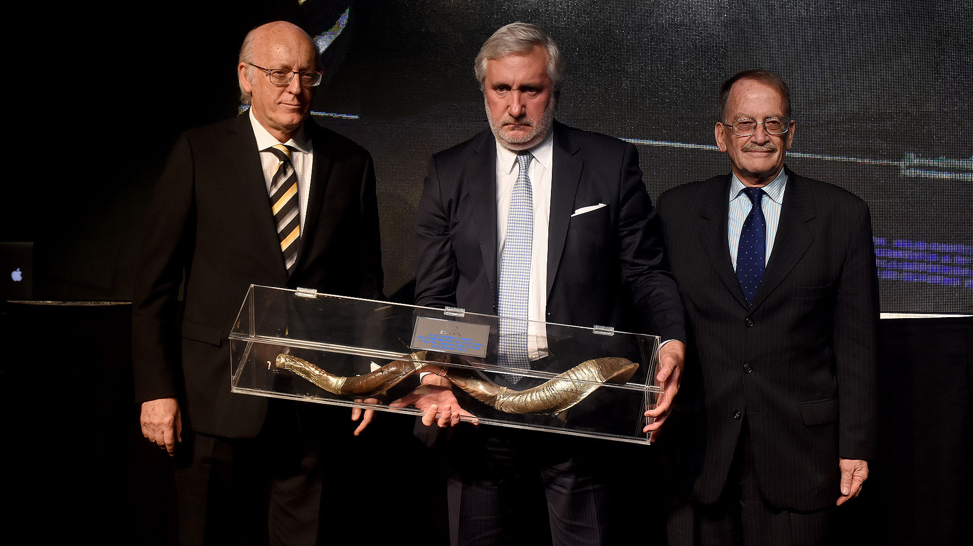 Julio Conte Grand, procurador de la provincia de Buenos Aires, fue distinguido y recibió un shofar de manos del presidente de la DAIA, Alberto Indij, y de su secretario general, Mario Tannenbaum