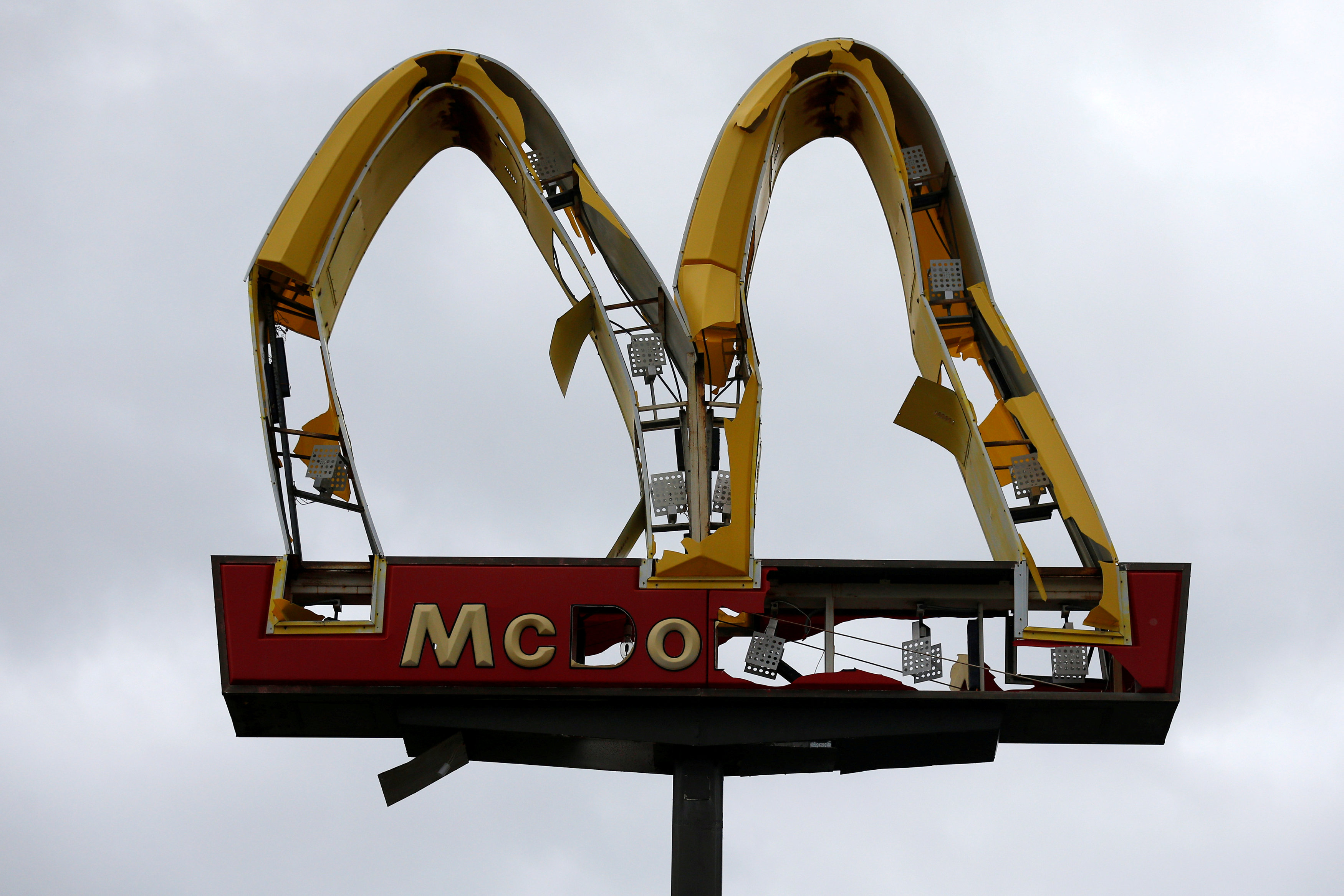Un cartel de McDonald’s dañando en Panamá City (REUTERS/Jonathan Bachman)