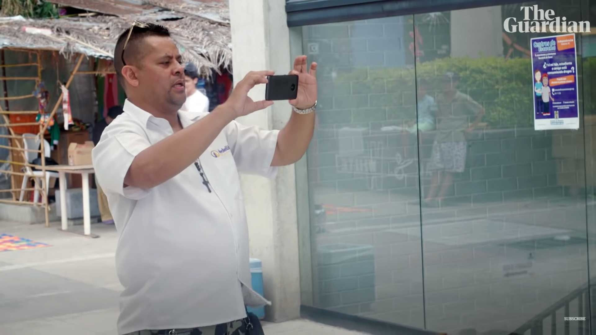 Carlos, expolicía a quien Pablo Escobar casi mata. (Foto captura de video The Guardian)