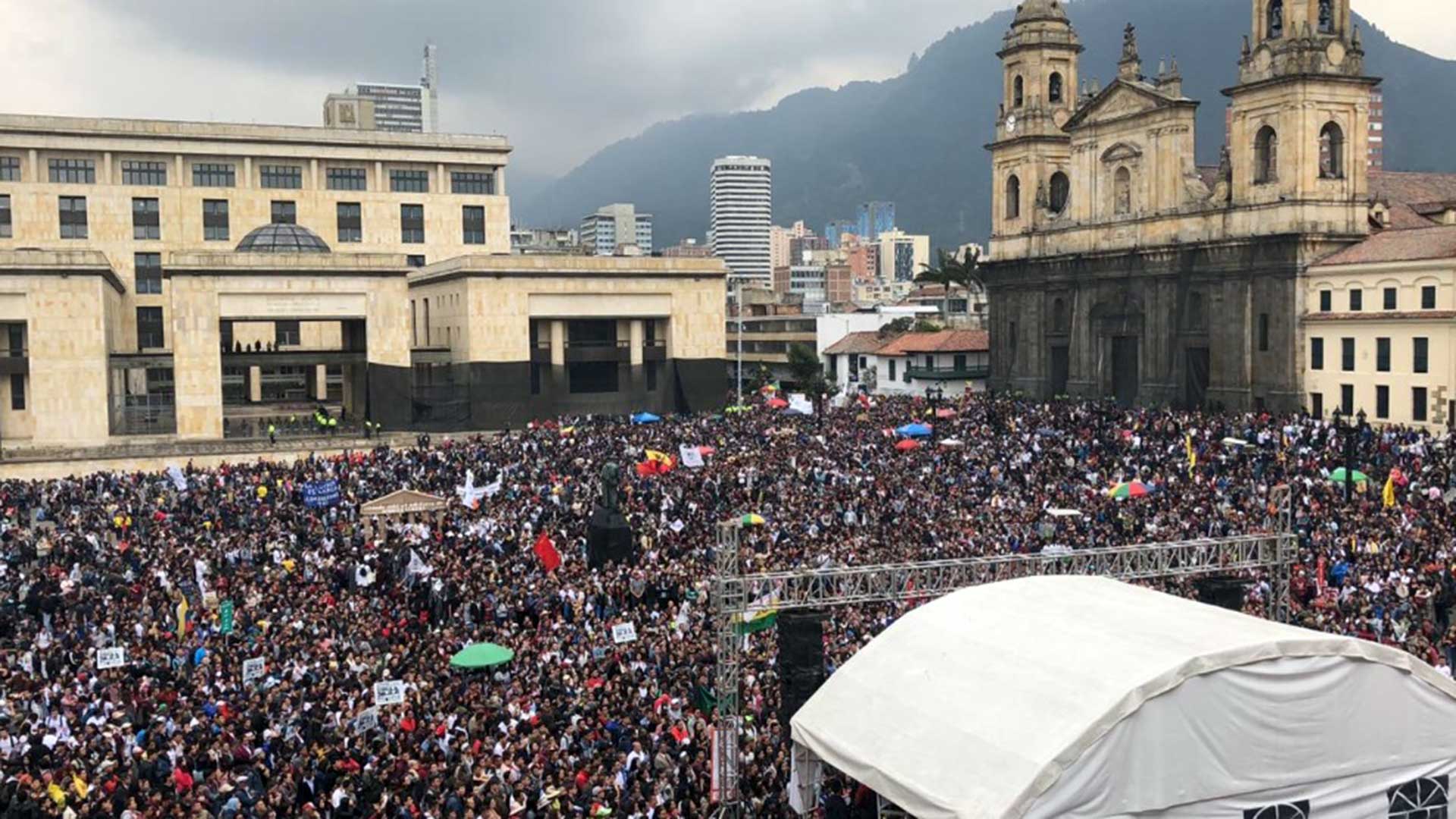 Manifestación en la Plaza de Bolívar de Bogotá. (Fotos redes sociales)