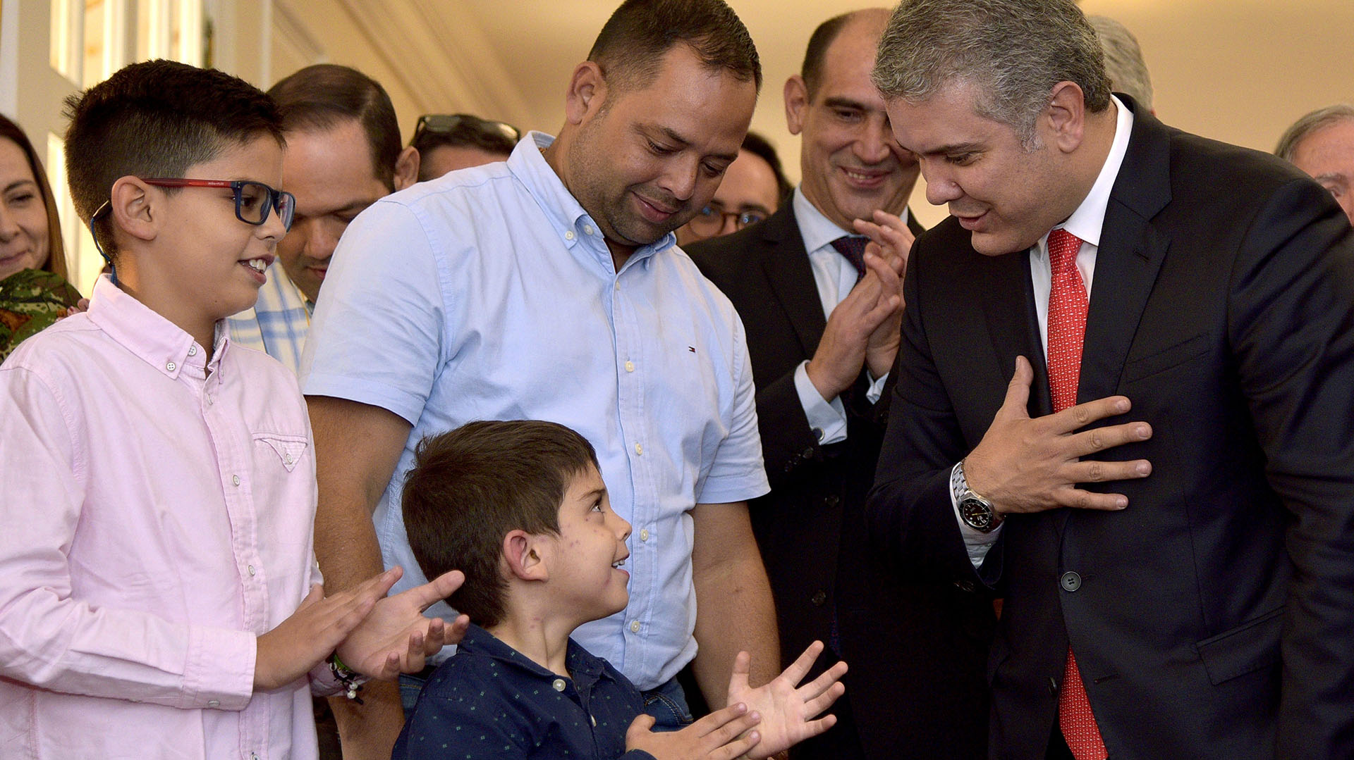 El presidente colombiano, Iván Duque, recibió en el palacio de Gobierno al niño Cristo José Contreras, de cinco años (EFE)