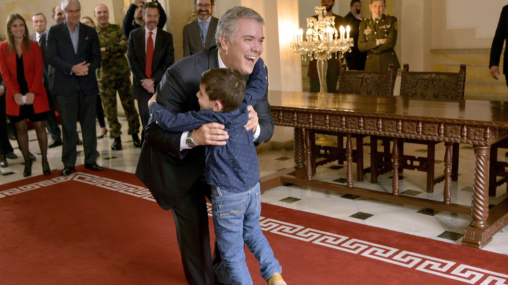 Iván Duque recibe con un abrazo al niño Cristo José (EFE)