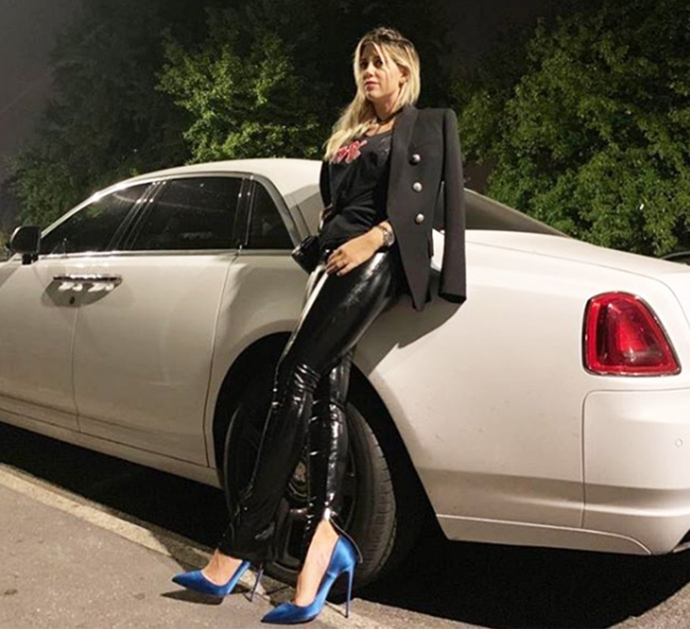 “Rock&Rolls”. Con esa frase y esta foto Wanda Nara presentó en sociedad la nueva adquisición de la familia: un Rolls Royce, claro. Pero la mayoría de sus seguidoras no elogiaron el lujoso auto sino ¡sus zapatos! Mi reino por esos stilettos… (Foto: Instagram)