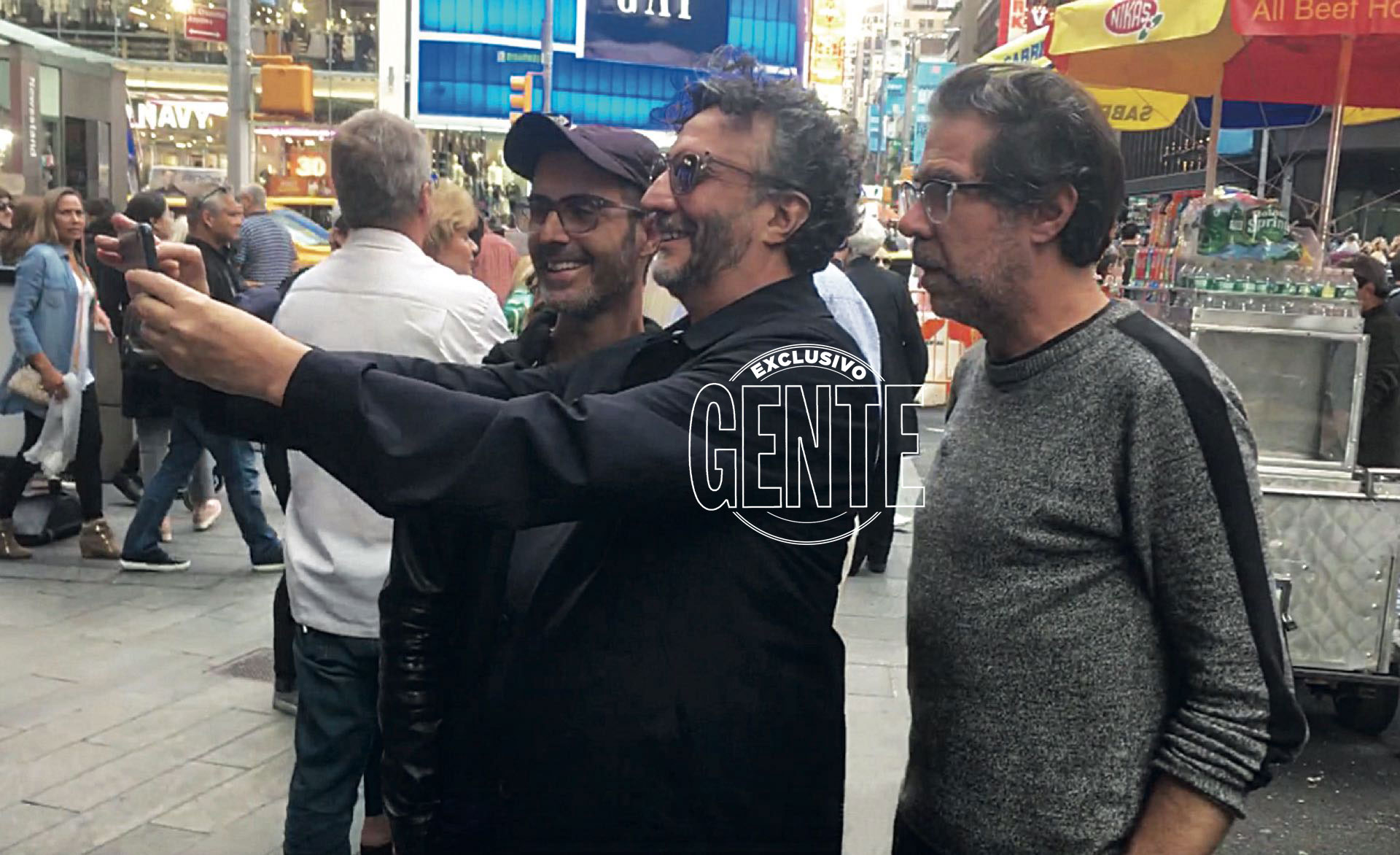 Páez en pleno Times Square, posando con sus entrañables amigos santafesinos Carlos Vandera y César “Coki” Debernardi. “De haber podido –confiesa el rockero–, me hubiese gustado que en el show del Carnegie Hall hubieran estado mi tía Charito, mis primas, las hermanas de mi madre, Leonor y Yiya, y –ya que de familia hablamos– toda mi familia de Rosario y Villa Constitución”.