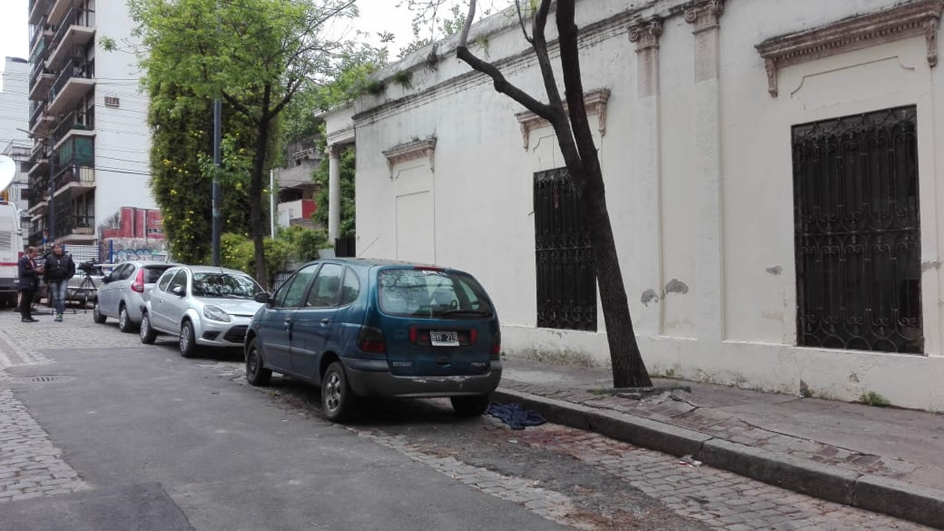 El cuerpo fue hallado entre dos autos estacionados