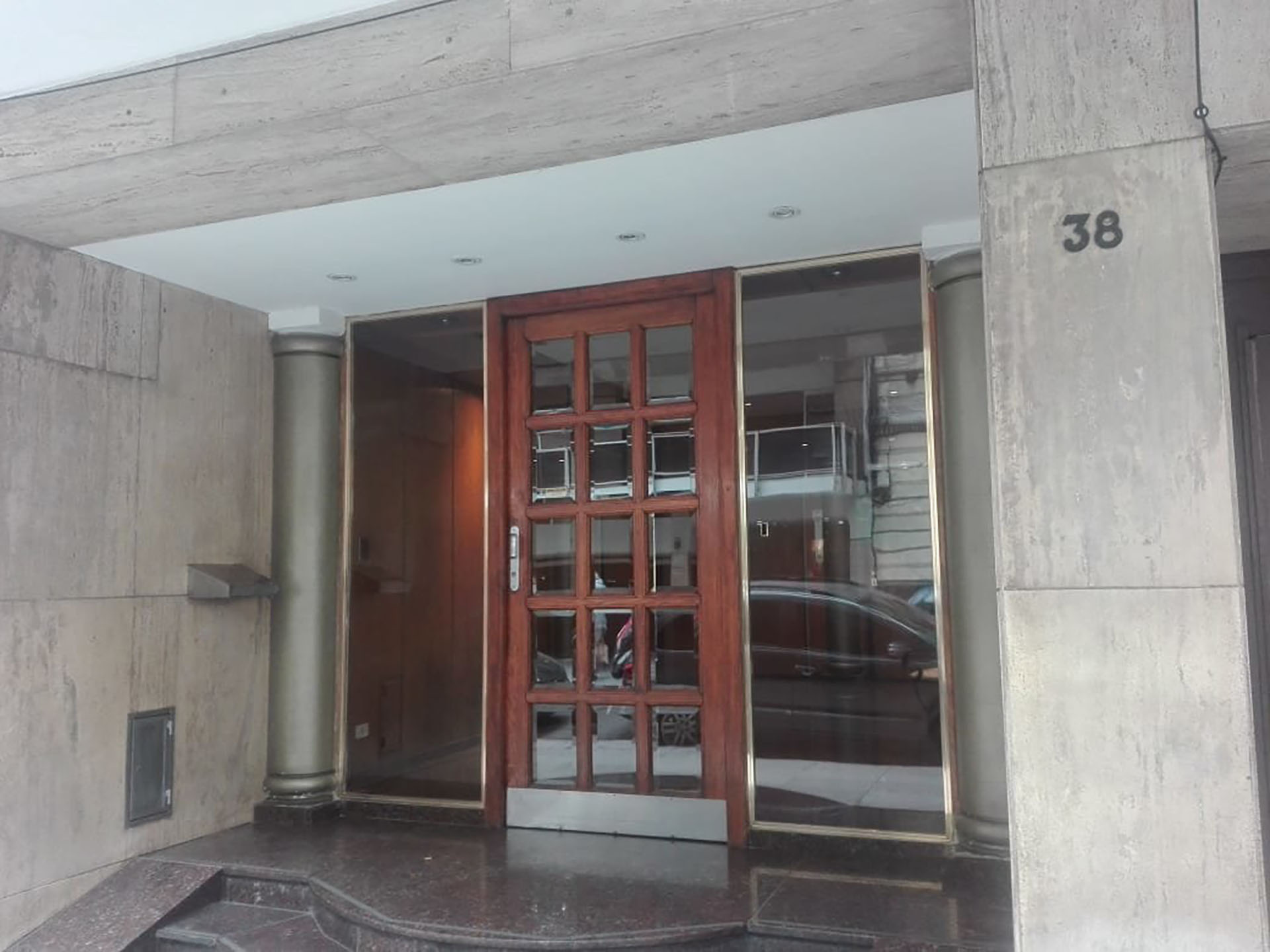 El edificio donde vive la mujer y su esposo encargado está ubicado en calle Granaderos 38, Flores. A pocas cuadras del lugar del crimen