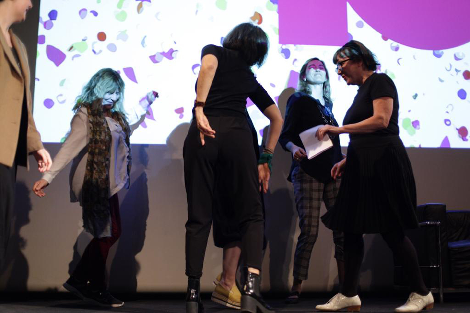 El corolario de la mesa: Vivi Tellas y otras chicas bailando “Mi vestido floreado” de los brujos