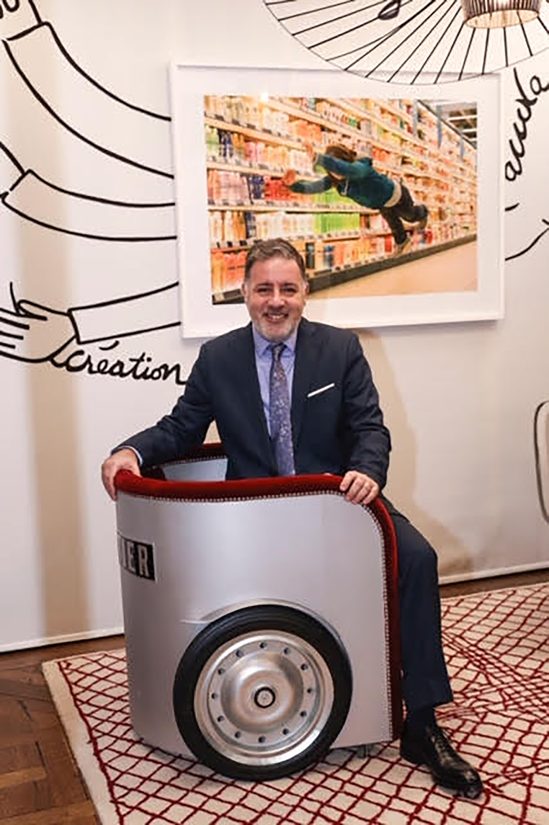 Fabián Doman. Sentarse en el sillón Ben Hur, diseñado por Jean Paul Gaultier para Roche Bobois, o en el Sofá Borghese de Noé Duchaufour Lawrance para La Chance, o en el Ploum de Ronan&Erwan Bouroullec, para Ligne Roset; o el banco bajo que creó Philippe Nigro para Hermés; usar la bicicleta eléctrica con accesorios de piel de Philippe Starck que hizo para Moustache o los auriculares que concibió para Parrot… todo esto es posible en el Museo Nacional de Arte Decorativo, de la mano de la exposición francesa