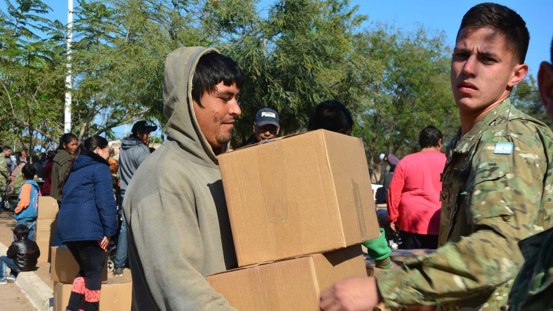 En total, se distribuyeron más de 240.000 kilos de comida y agua potable. Foto: Gentileza Estado Mayor Conjunto de las Fuerzas Armadas.