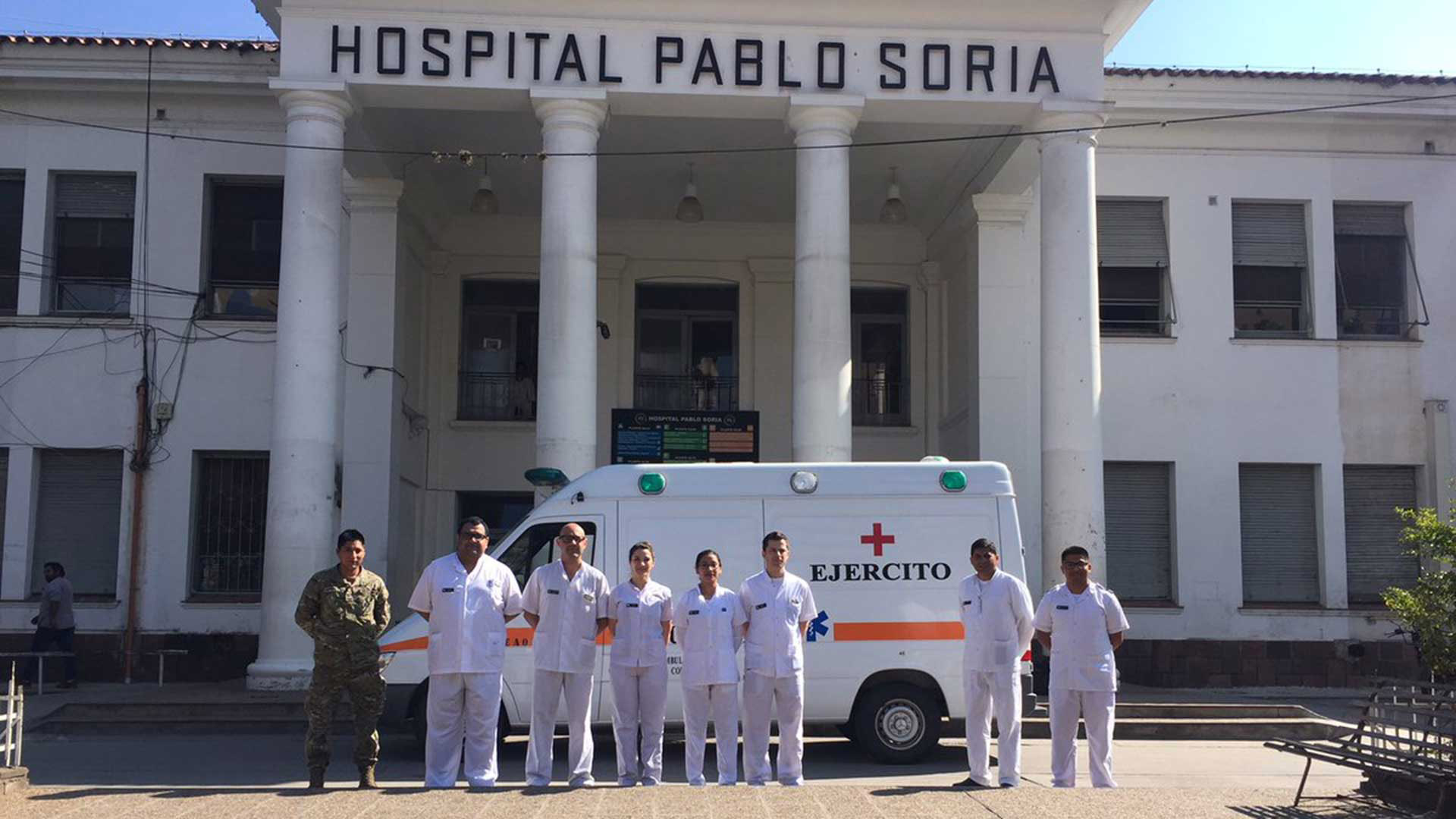 Los médicos militares en la entrada del Hospital Pablo Soria de San Salvador de Jujuy. Foto: Gentileza Estado Mayor Conjunto de las Fuerzas Armadas.